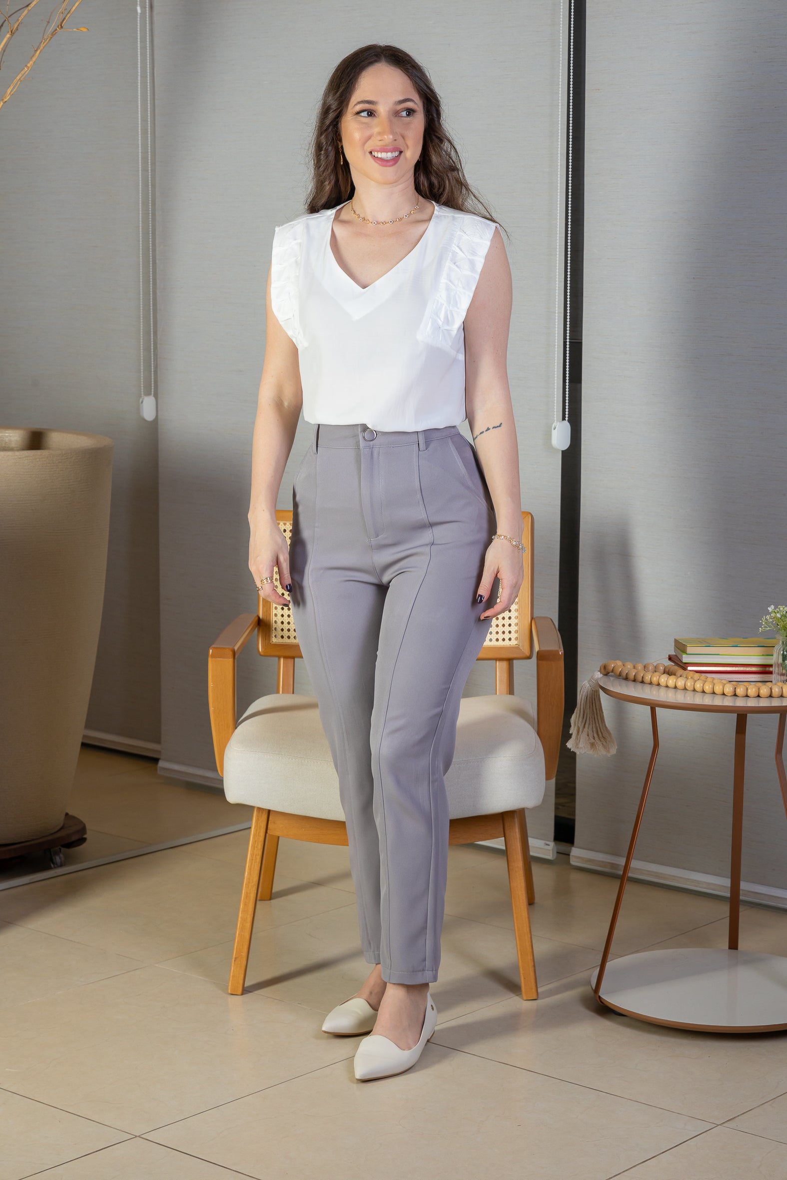 Calça Corte Reto Detalhe Friso Crepe Milano Eliana Bezerra Cinza