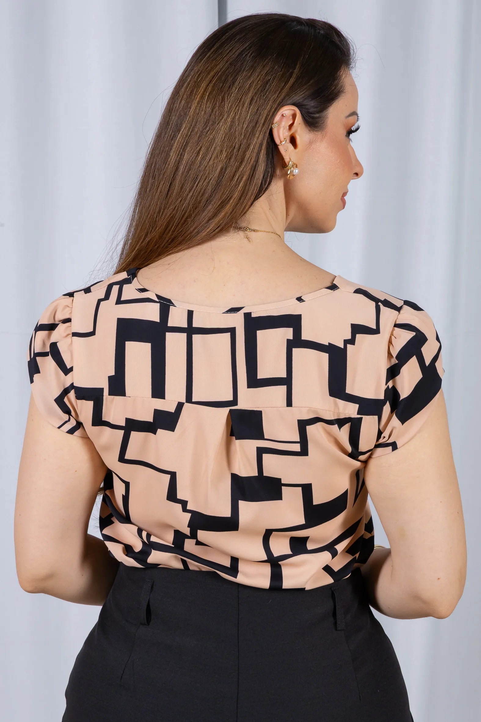 Blusa Manga Curta Transpassada Crepe Classic Carmen Estampada Geométrica Rosa