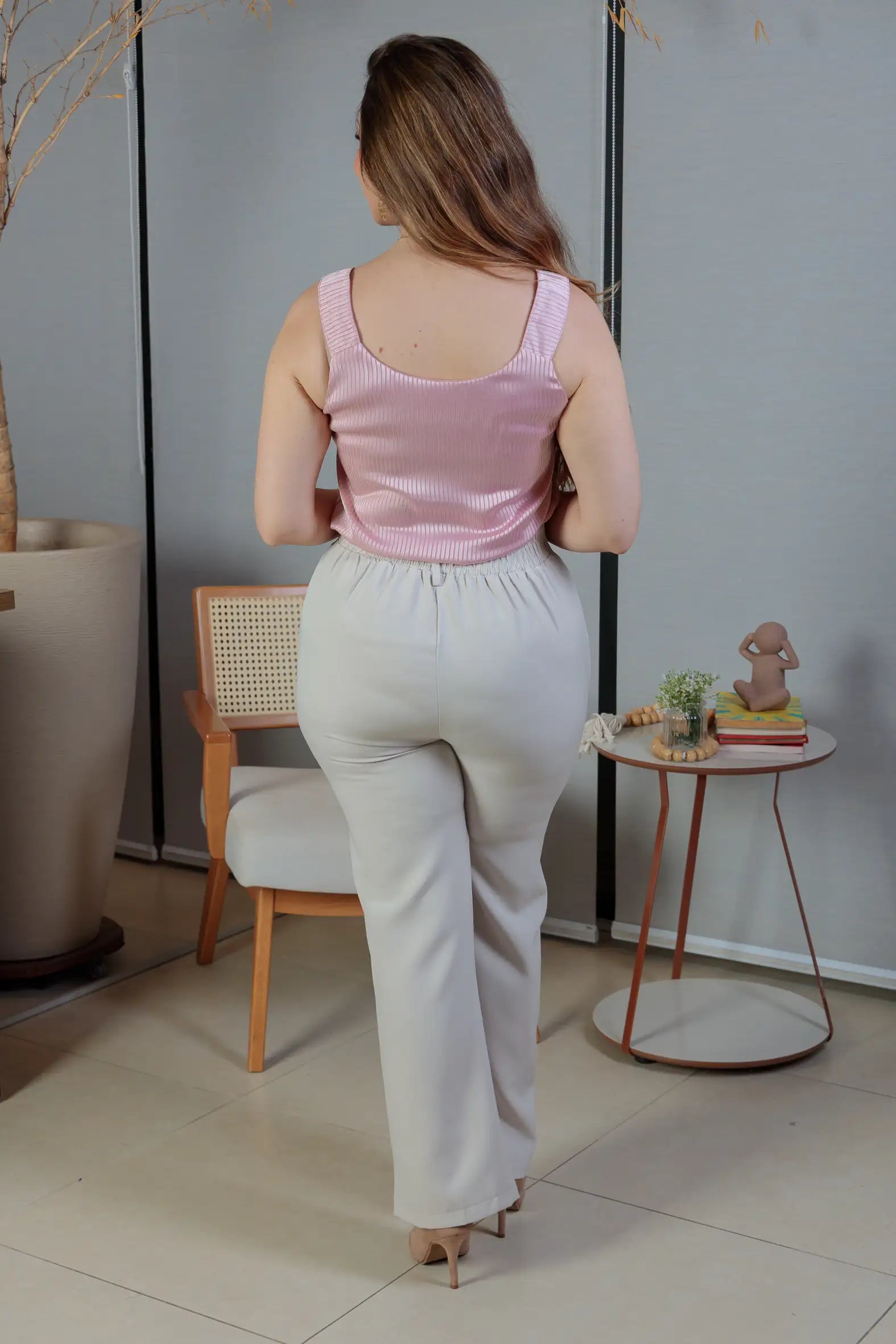 Conjunto: Blusa Regata Detalhe Alça Botão Crepe Acetinado Jade Rosa + Calça Pantalona Crepe Milano Detalhe Botão Encapado Elena Creme