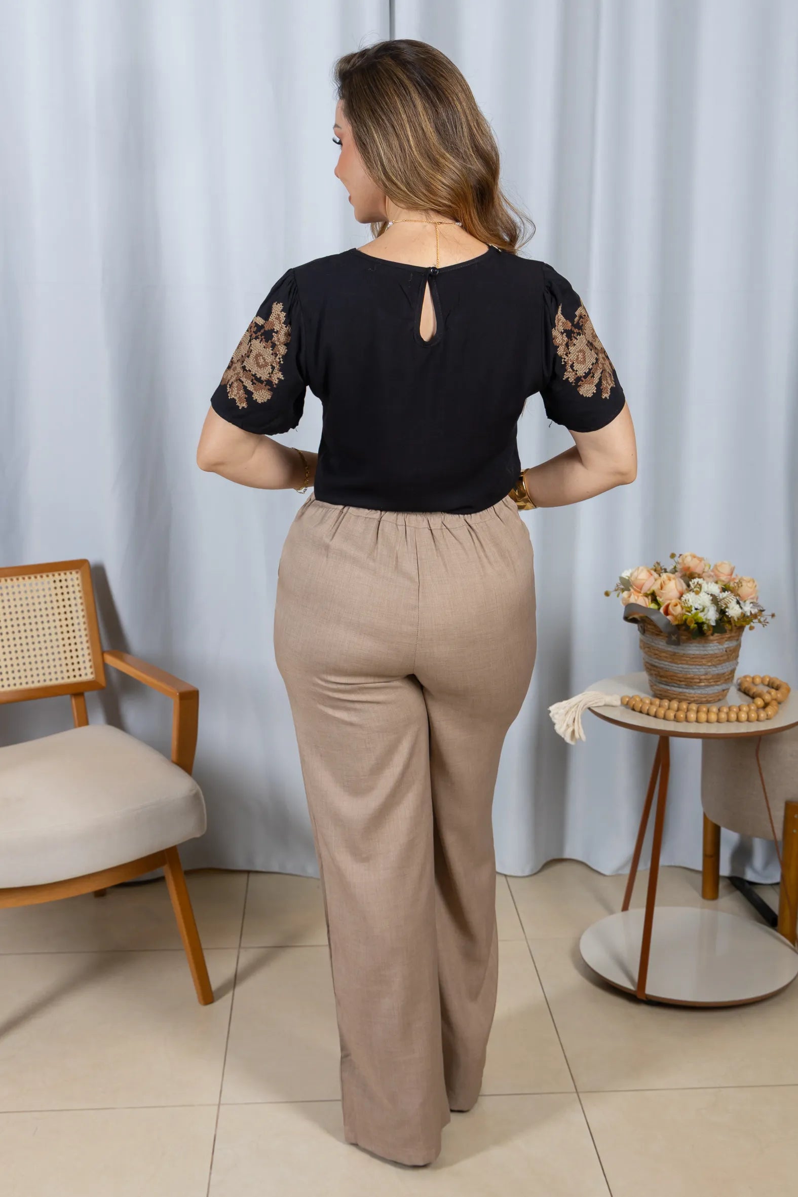 Blusa Manga Curta Visco-Linho Detalhes Bordados Marcela Preta