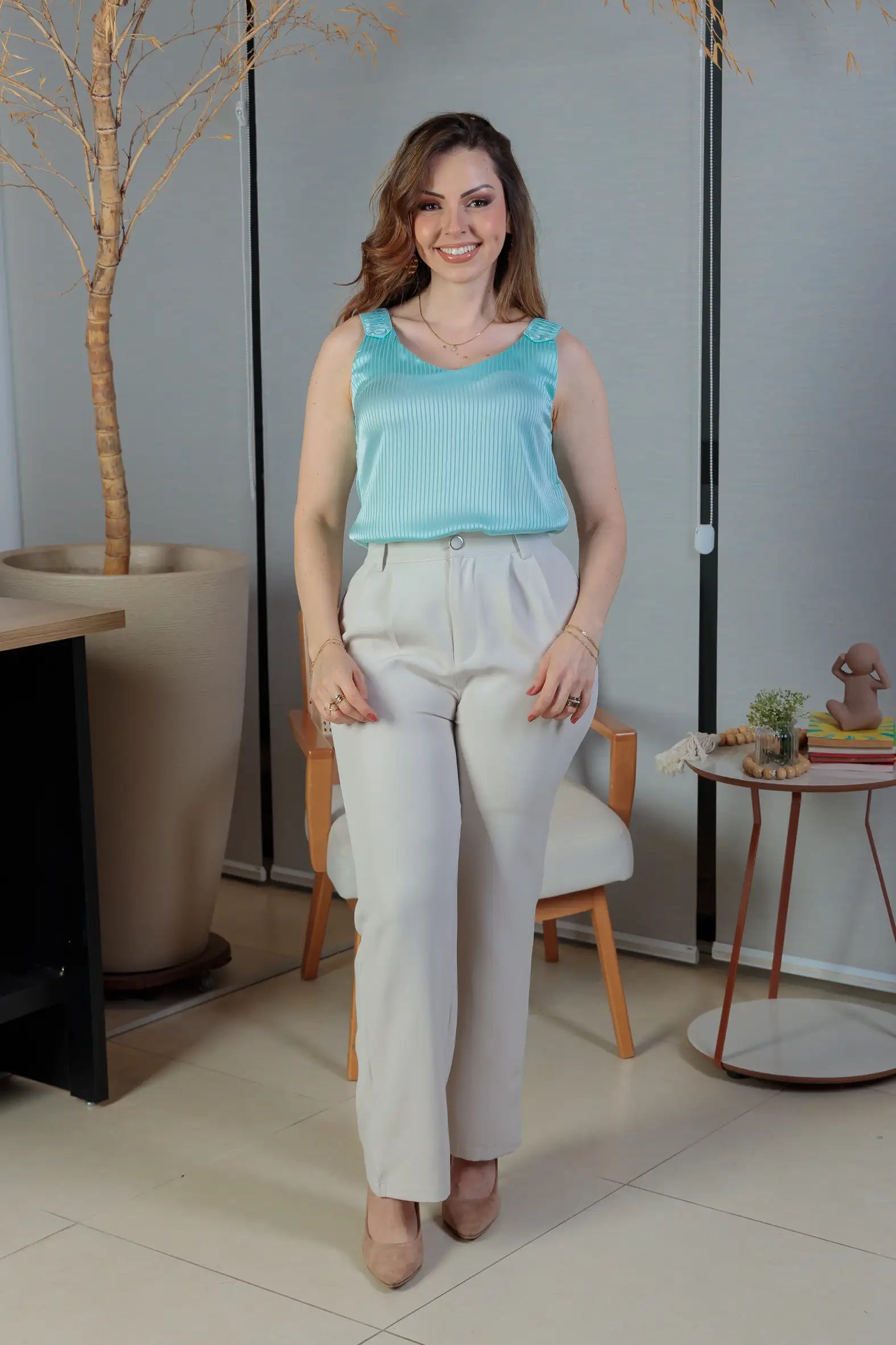 Conjunto: Blusa Regata Detalhe Alça Botão Crepe Acetinado Jade Verde + Calça Pantalona Crepe Milano Detalhe Botão Encapado Elena Creme
