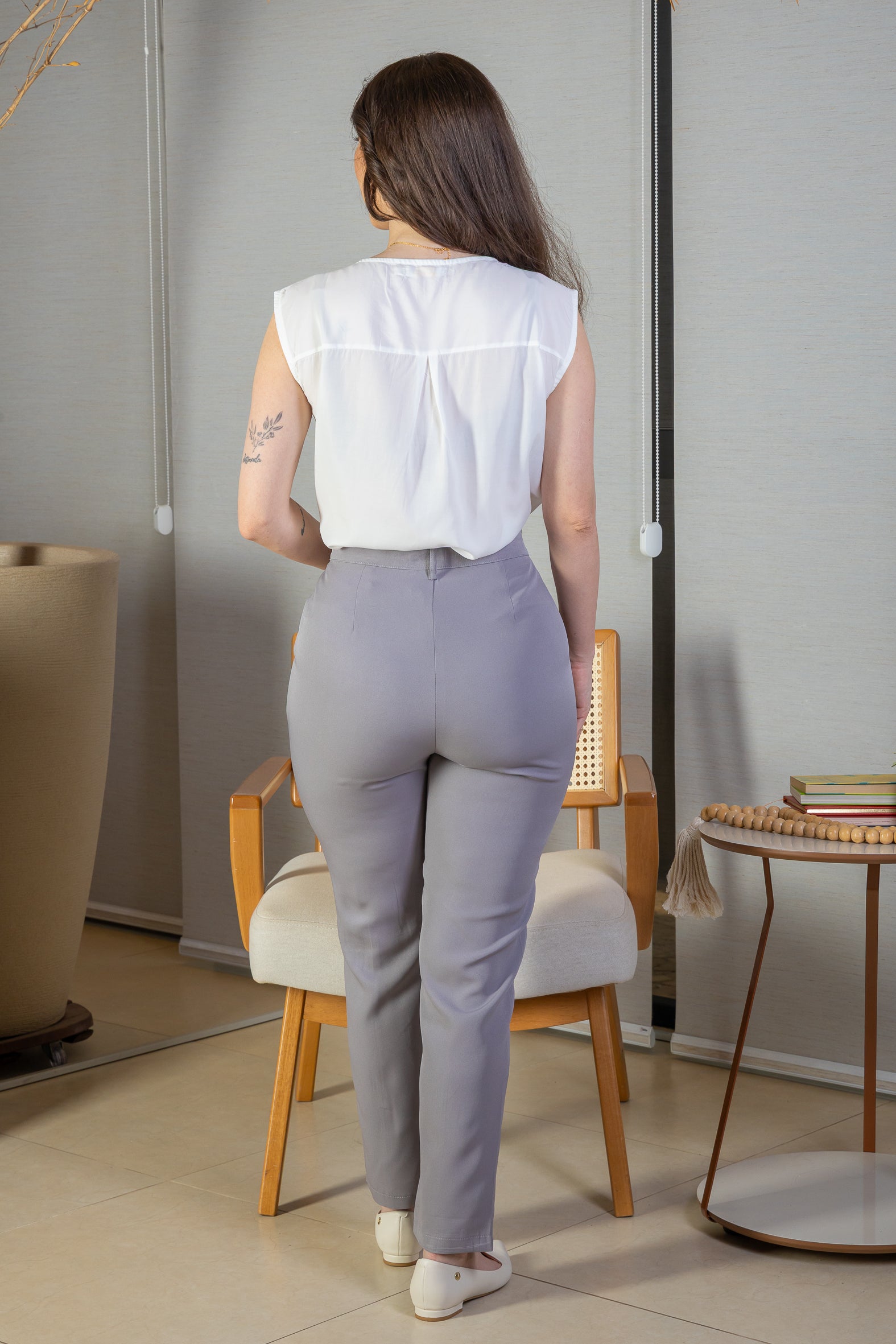 Calça Corte Reto Detalhe Friso Crepe Milano Eliana Bezerra Cinza