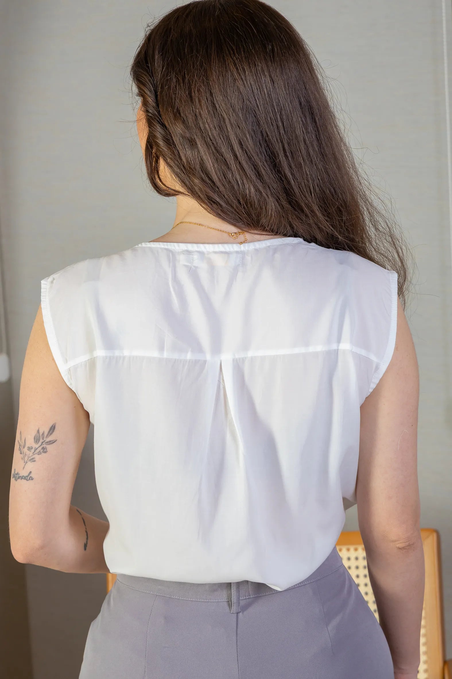Blusa Regata Decote "V" Franzido Ombros Polivisco Fátima Bernardes Branca