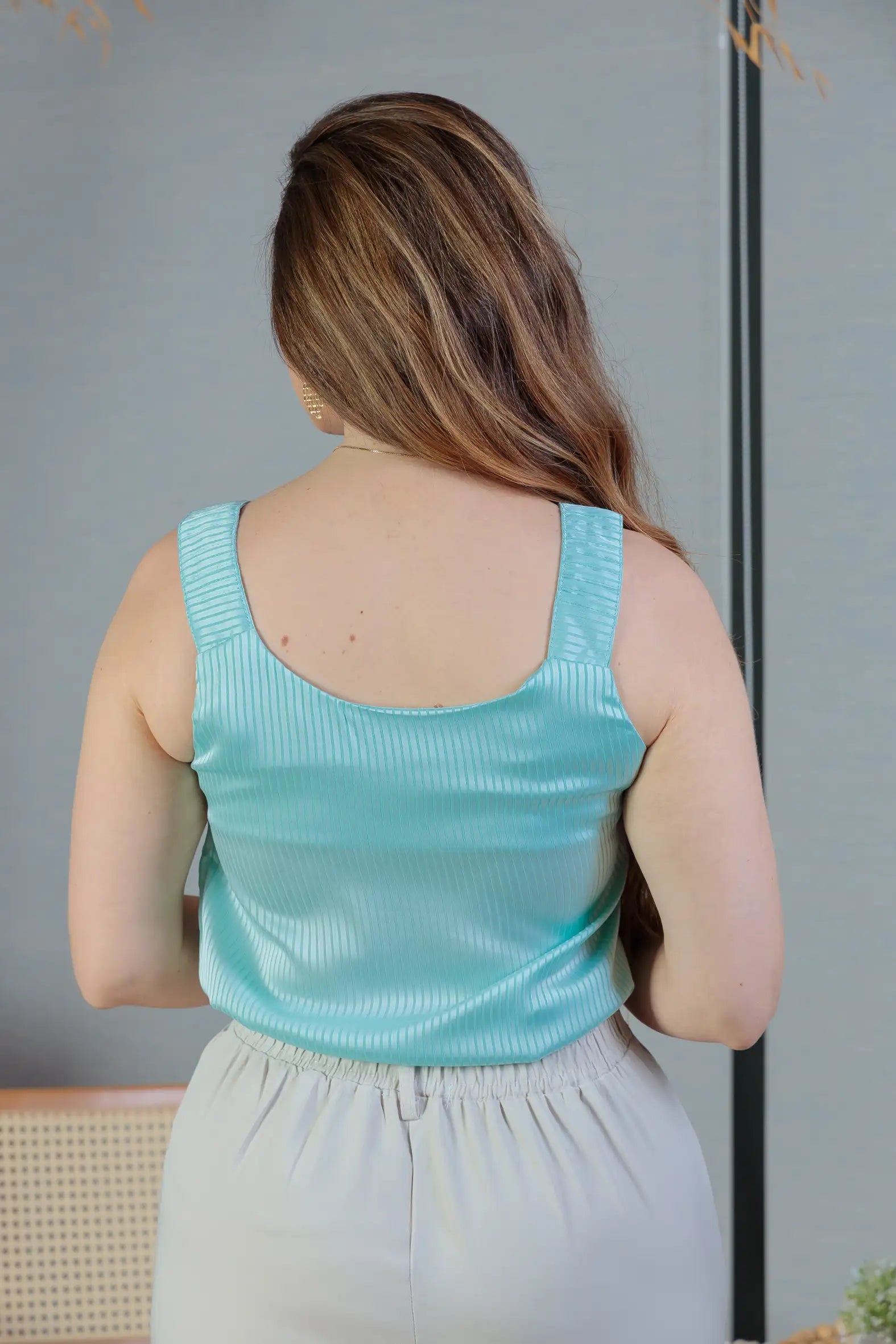 Blusa Regata Detalhe Alça Botão Crepe Acetinado Jade Verde