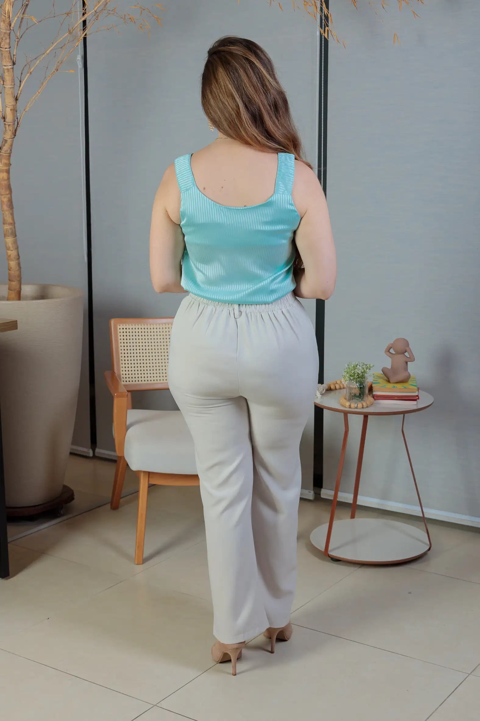 Conjunto: Blusa Regata Detalhe Alça Botão Crepe Acetinado Jade Verde + Calça Pantalona Crepe Milano Detalhe Botão Encapado Elena Creme