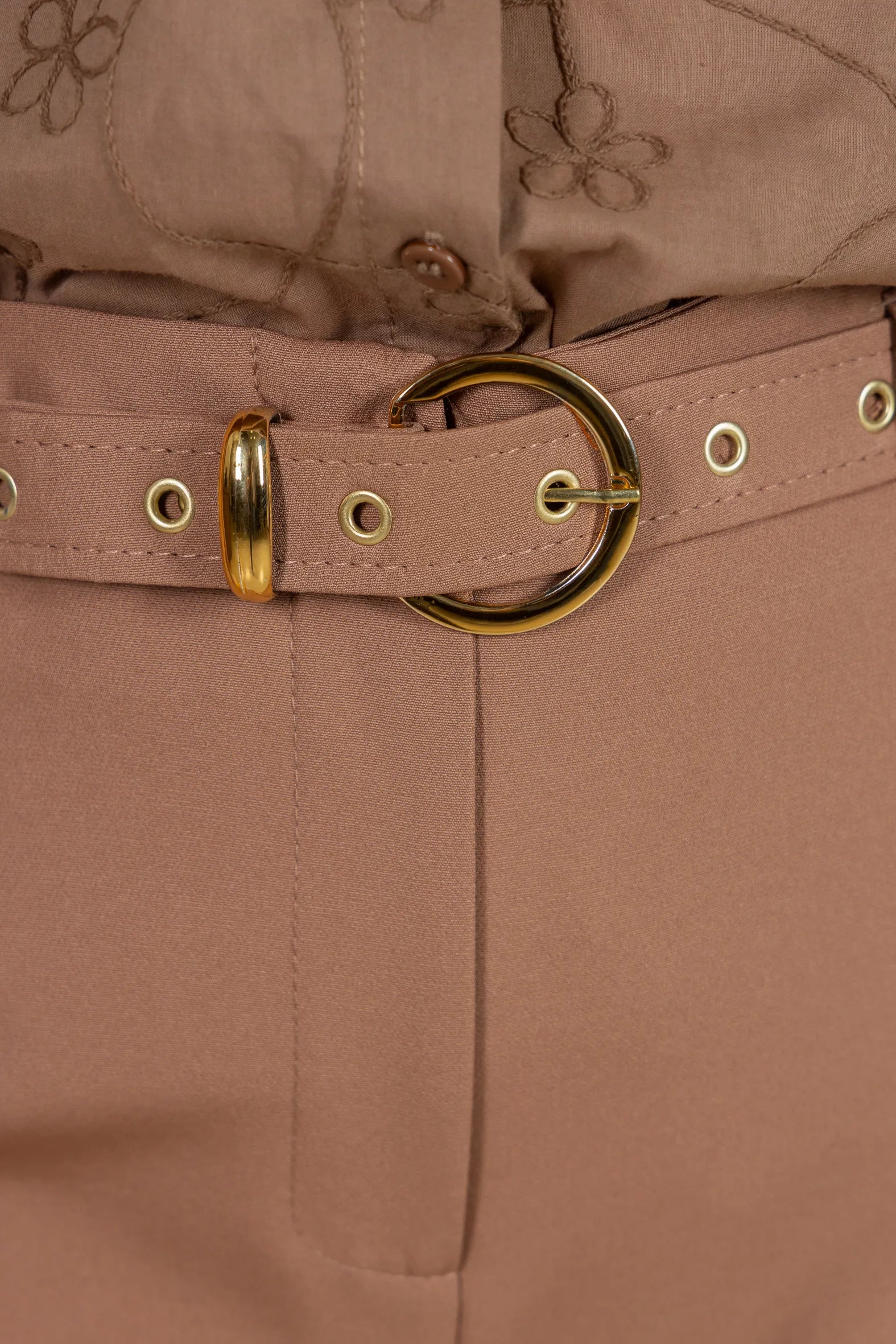 Calça Pantalona em Alfaiataria com Cinto Encapado Cinthia Marrom Claro
