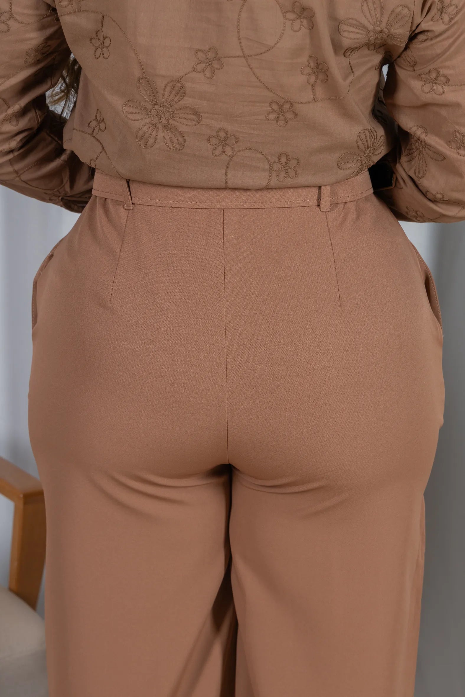 Calça Pantalona em Alfaiataria com Cinto Encapado Cinthia Marrom Claro