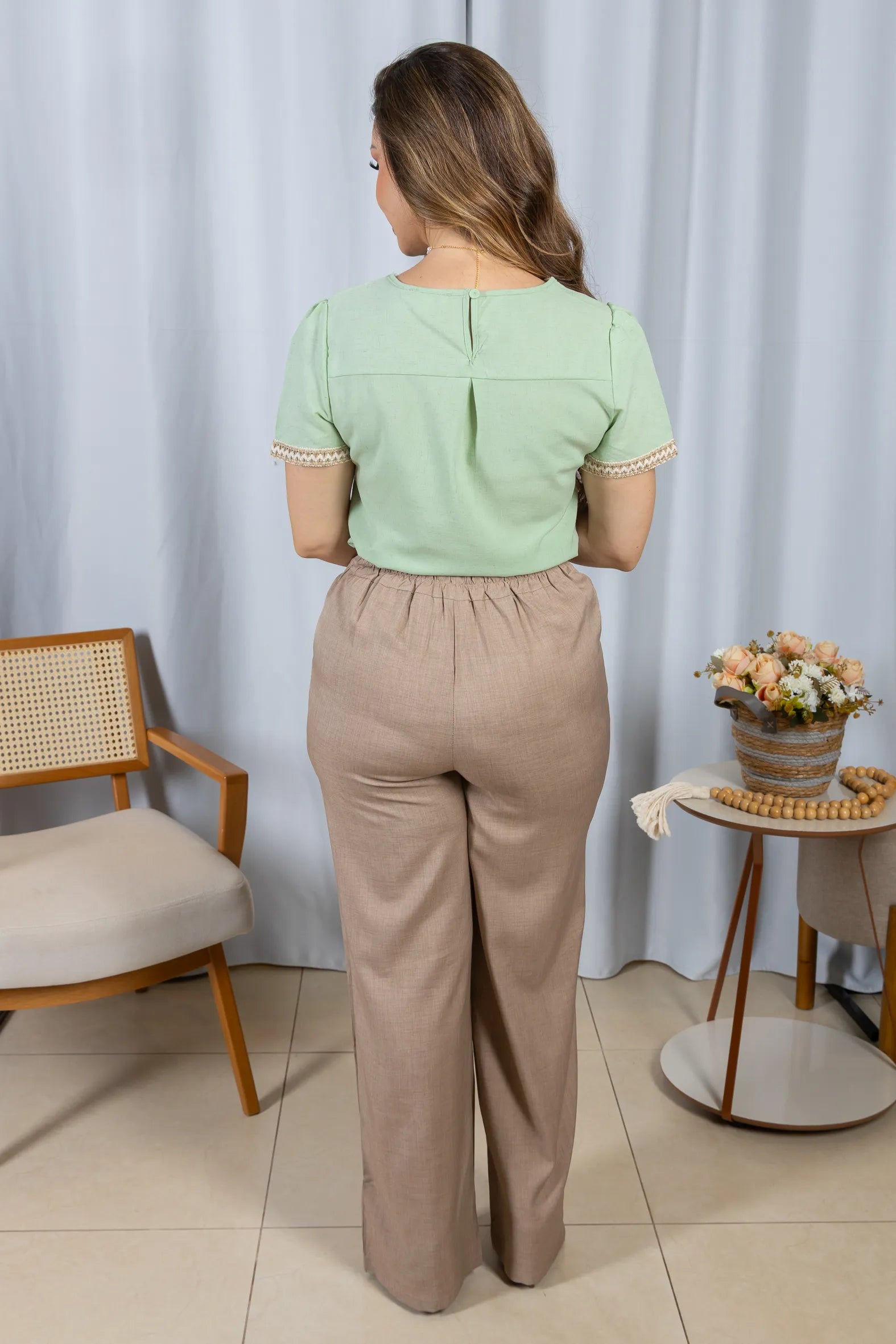 Blusa Manga Curta Poli-Linho Confort Detalhes Bordados Isabela Verde