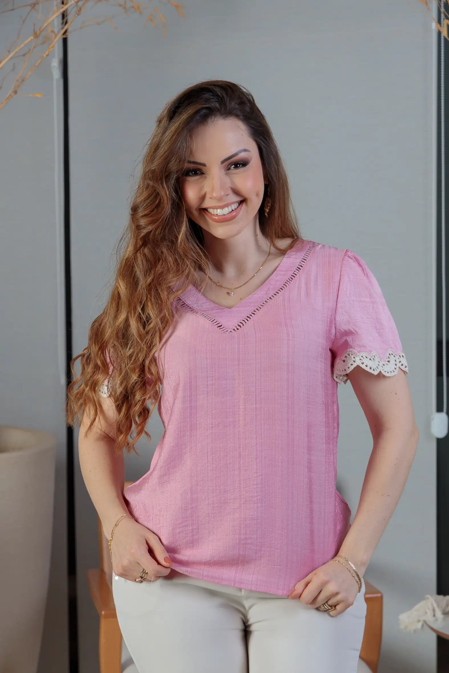 Blusa Manga Curta Detalhe Decote “V” Visco Essenza Elen Rosa