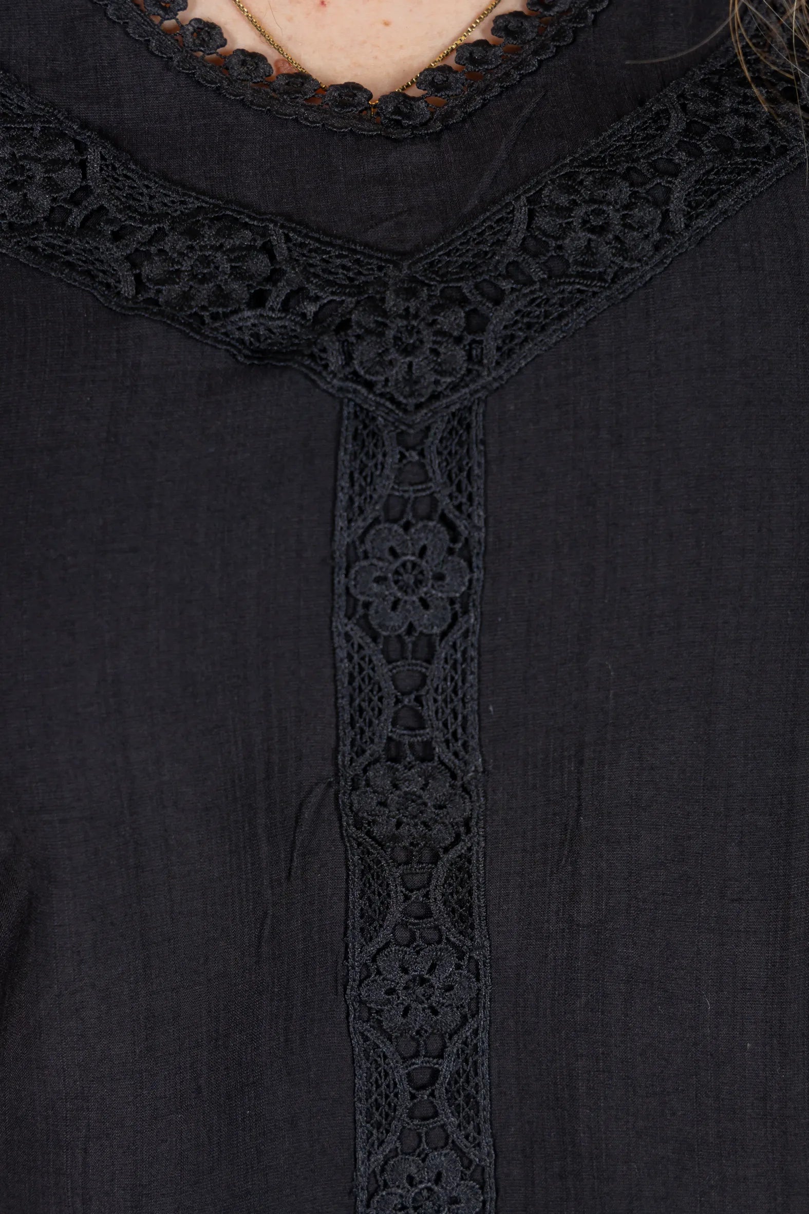 Blusa Manga Curta Decote em "V" em Visco Brise com Detalhes Bordados Thais Preta