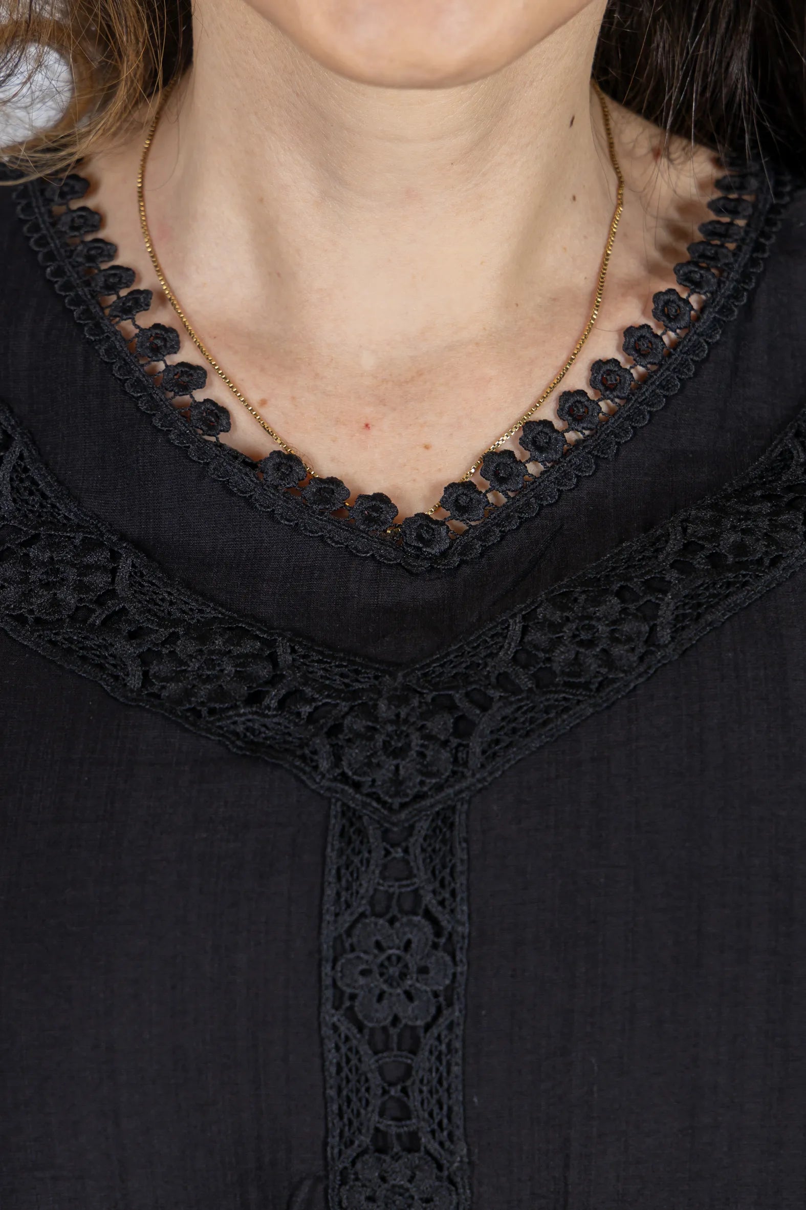 Blusa Manga Curta Decote em "V" em Visco Brise com Detalhes Bordados Thais Preta