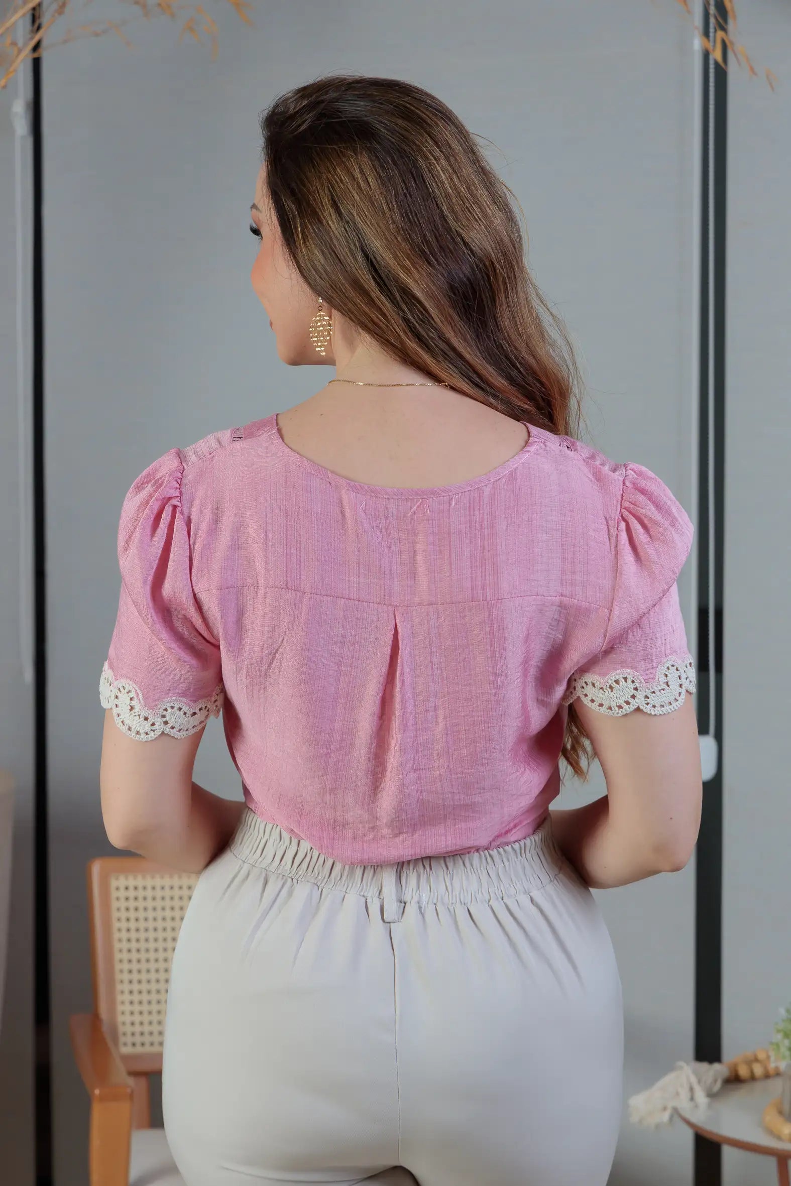 Blusa Manga Curta Detalhe Decote “V” Visco Essenza Elen Rosa