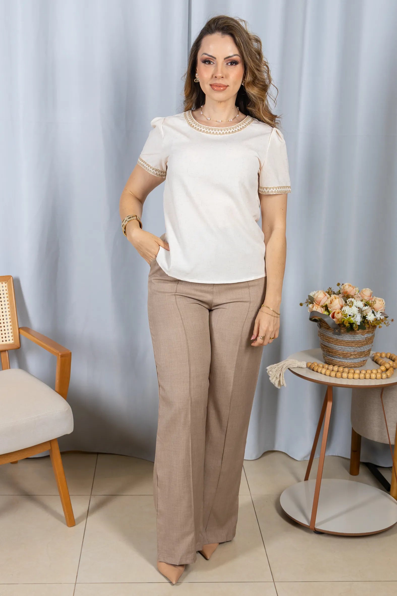 Blusa Manga Curta Poli-Linho Confort Detalhes Bordados Isabela Creme