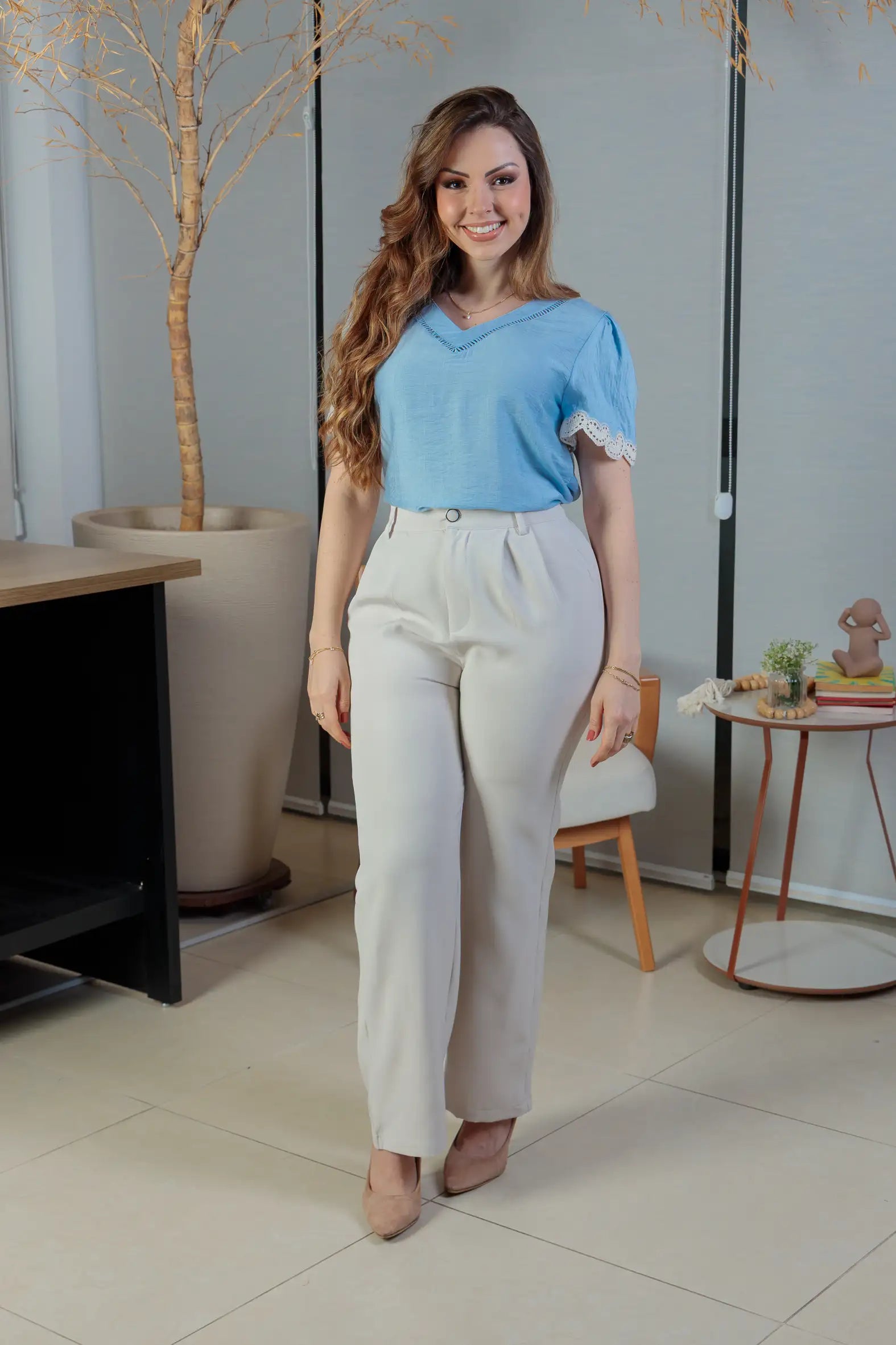 Conjunto: Blusa Manga Curta Detalhe Decote “V” Visco Essenza Elen Azul + Calça Pantalona Crepe Milano Detalhe Botão Encapado Elena Creme