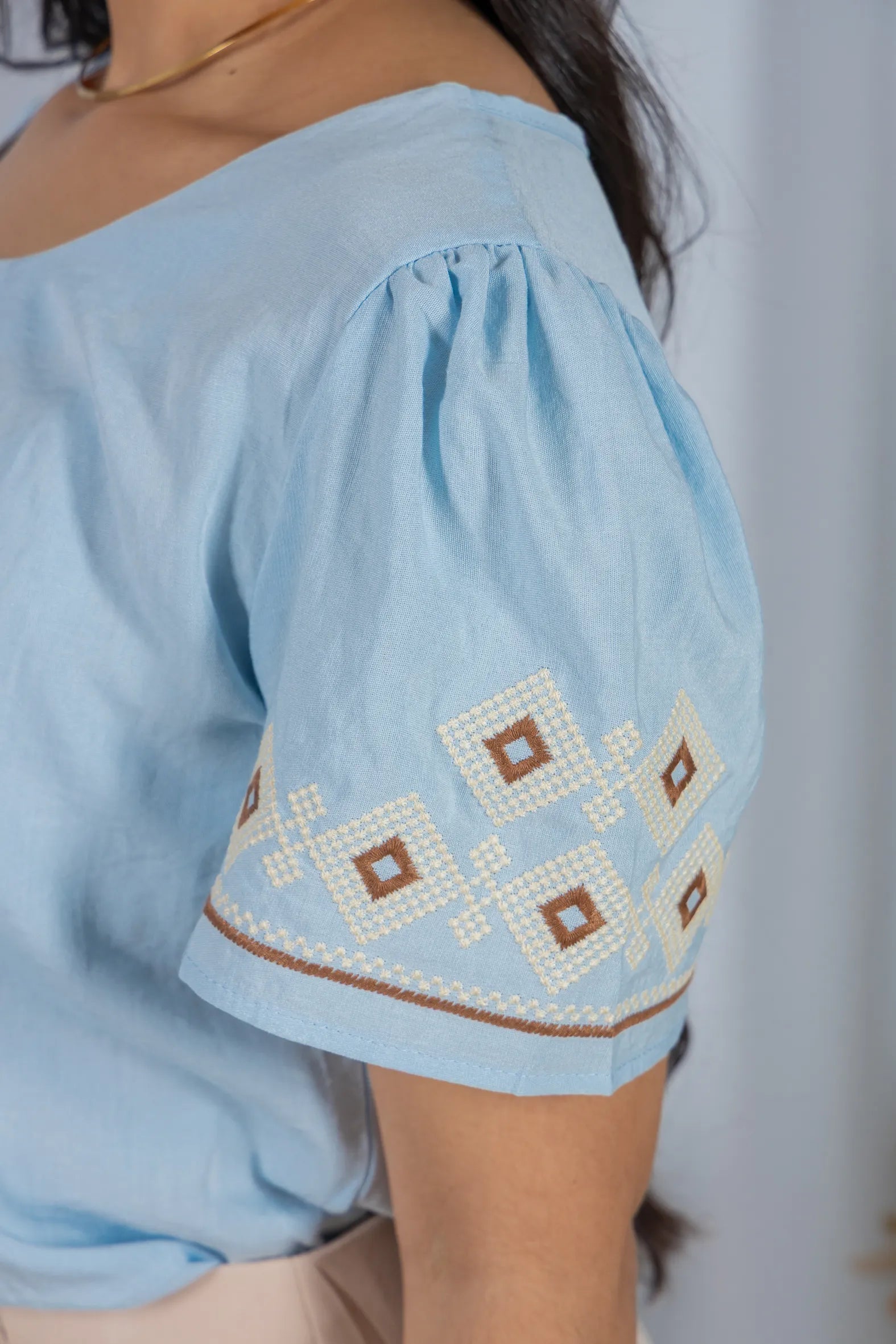 Blusa Manga Curta em Visco Soft com Bordado Geométrico e Colo em Pregas Cássia Azul