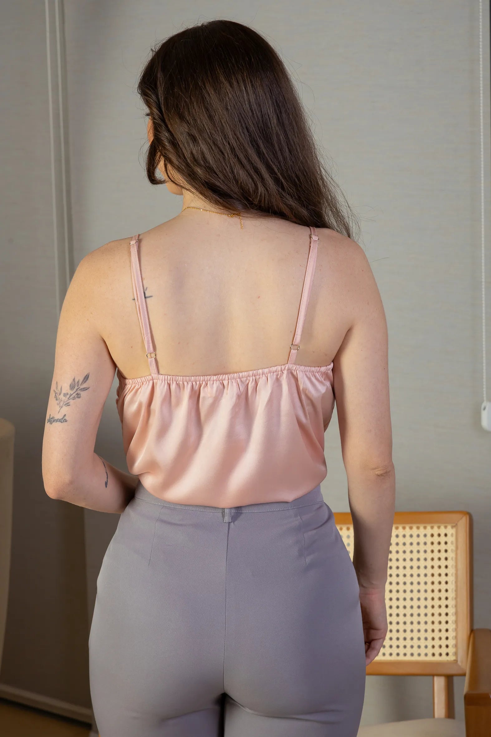 Blusa Regata Decote "V" Acetinada Fernanda Torres Rosa