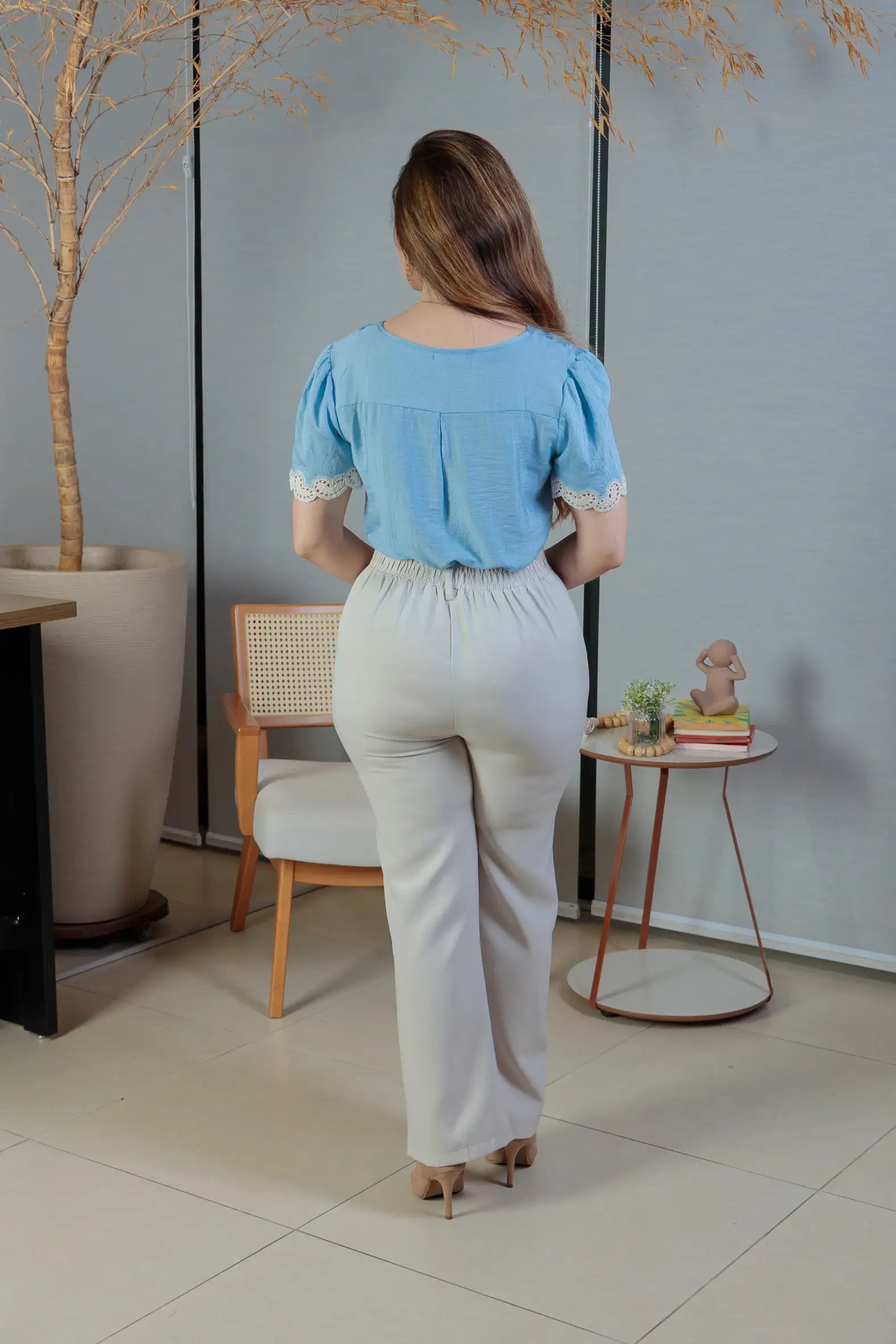Conjunto: Blusa Manga Curta Detalhe Decote “V” Visco Essenza Elen Azul + Calça Pantalona Crepe Milano Detalhe Botão Encapado Elena Creme