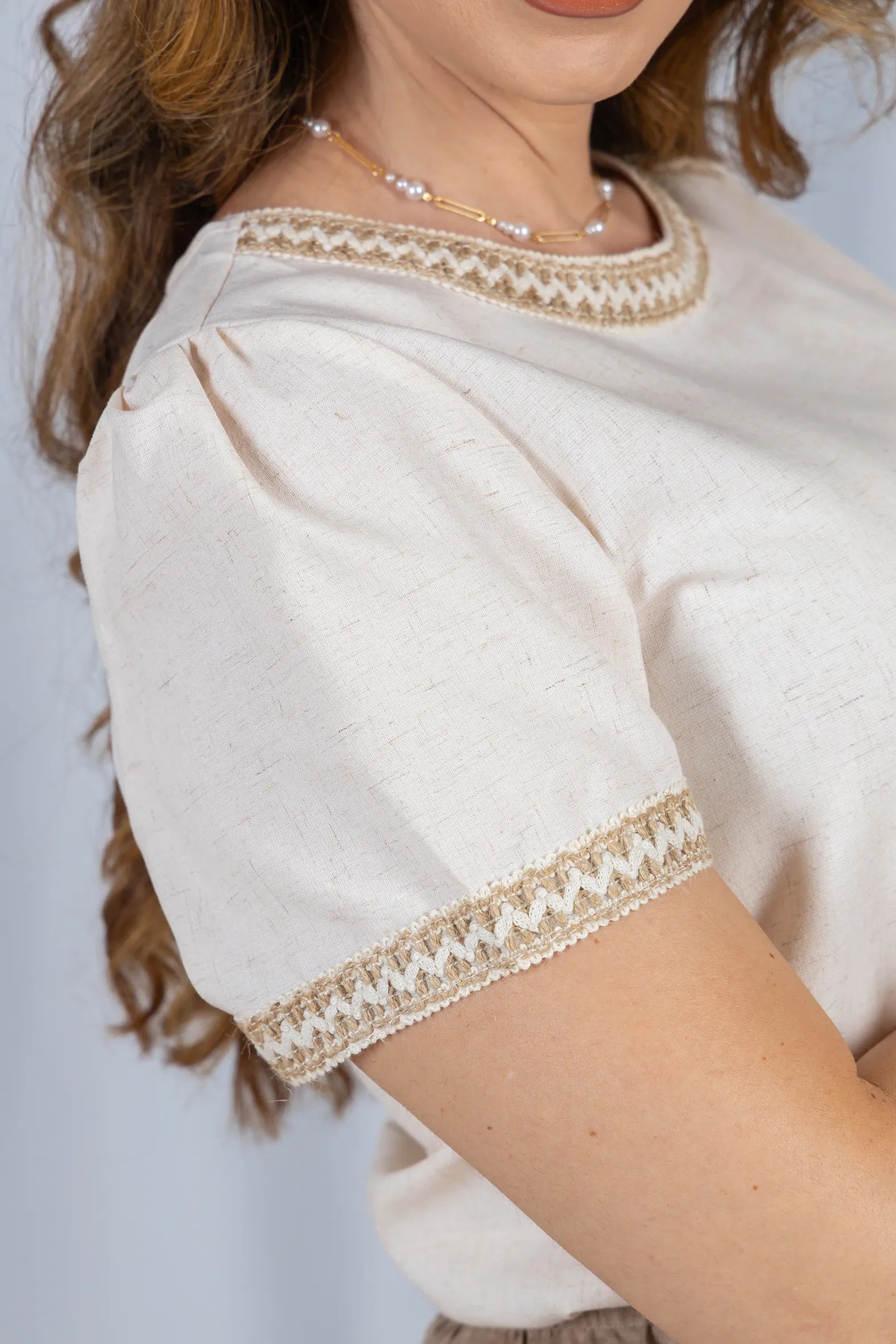 Blusa Manga Curta Poli-Linho Confort Detalhes Bordados Isabela Creme