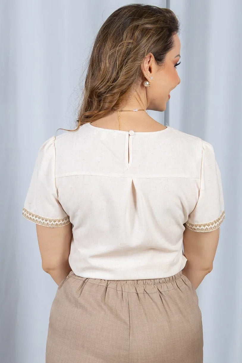 Blusa Manga Curta Poli-Linho Confort Detalhes Bordados Isabela Creme