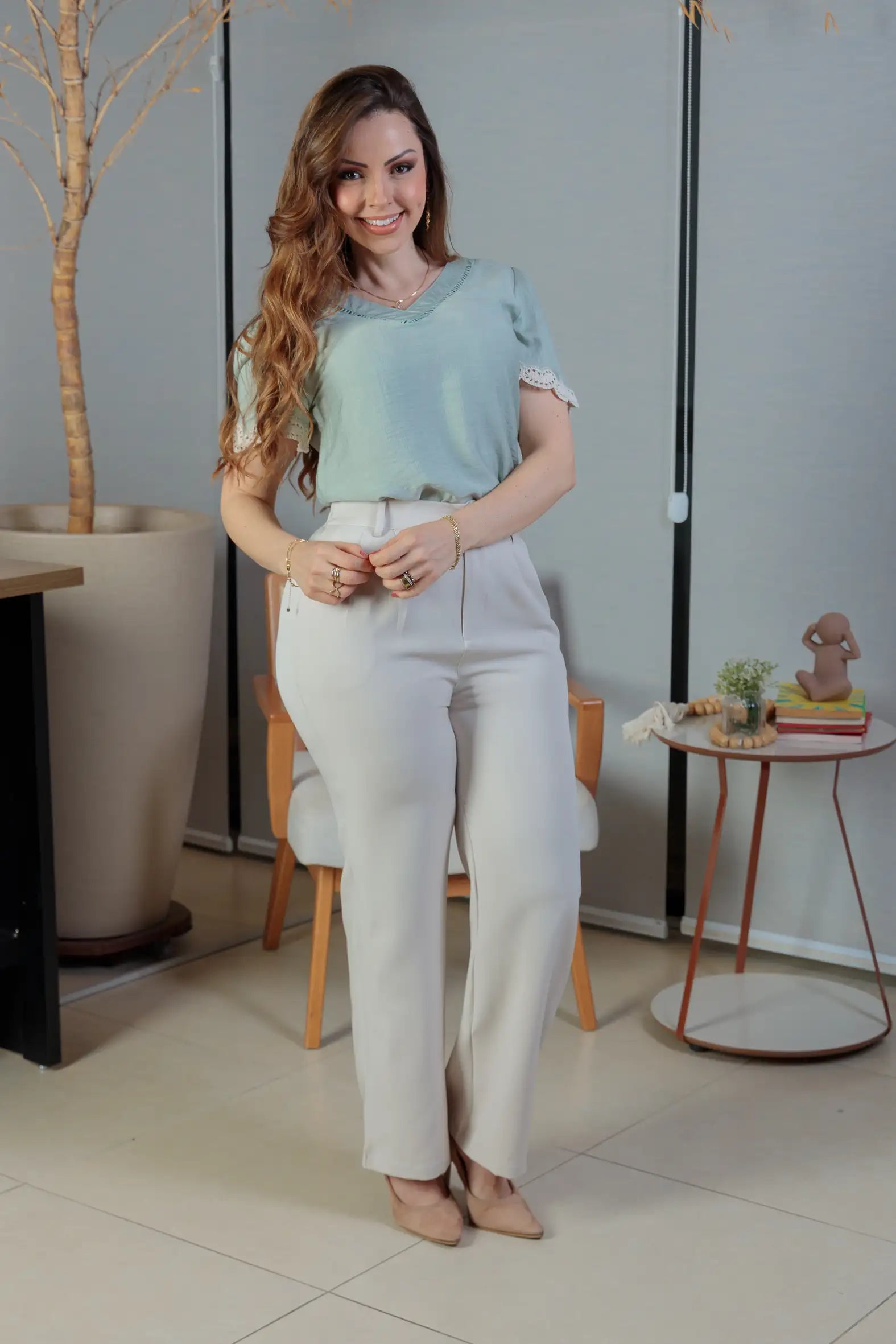 Conjunto: Blusa Manga Curta Detalhe Decote “V” Visco Essenza Elen Verde + Calça Pantalona Crepe Milano Detalhe Botão Encapado Elena Creme