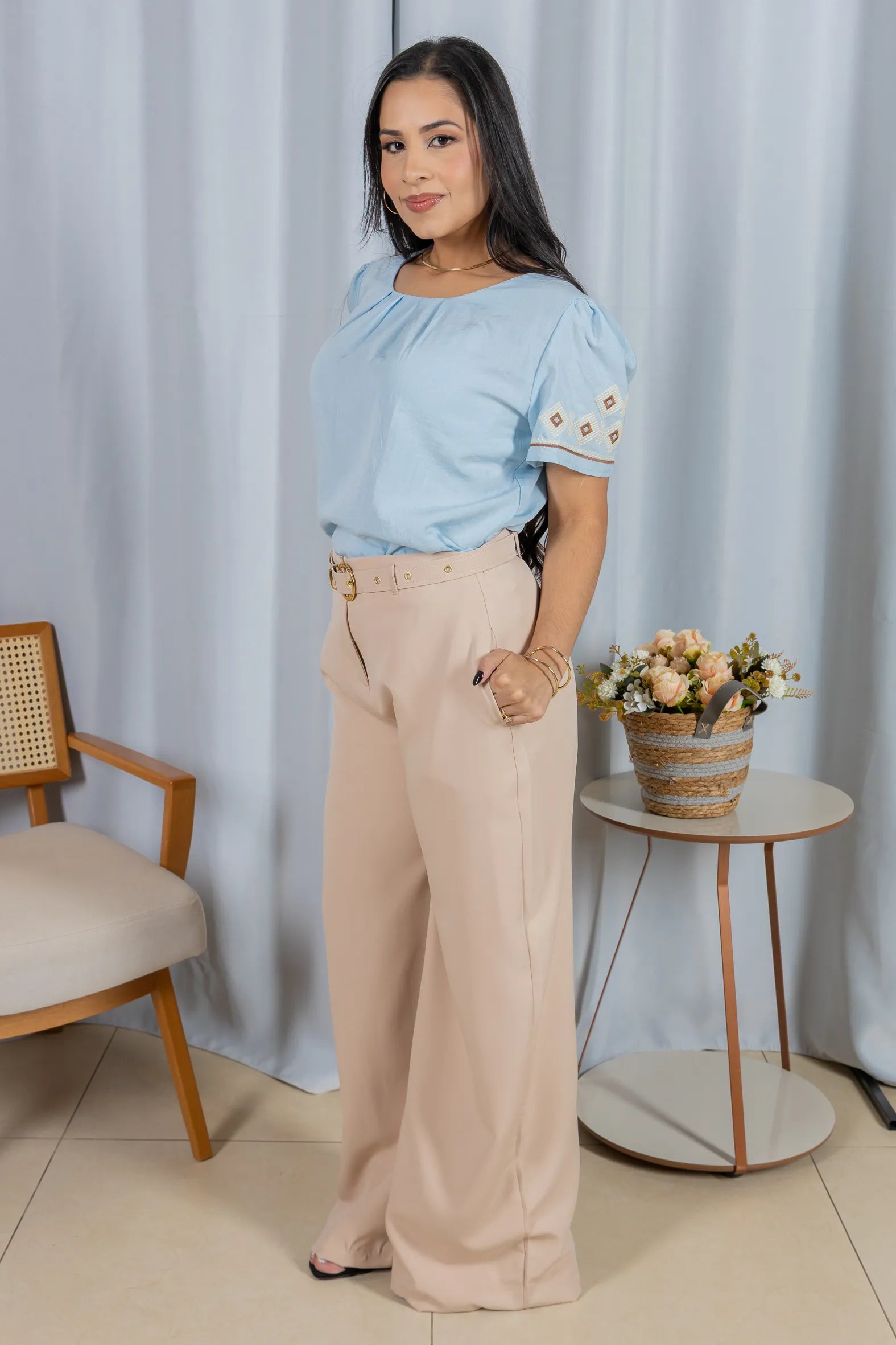 Blusa Manga Curta em Visco Soft com Bordado Geométrico e Colo em Pregas Cássia Azul