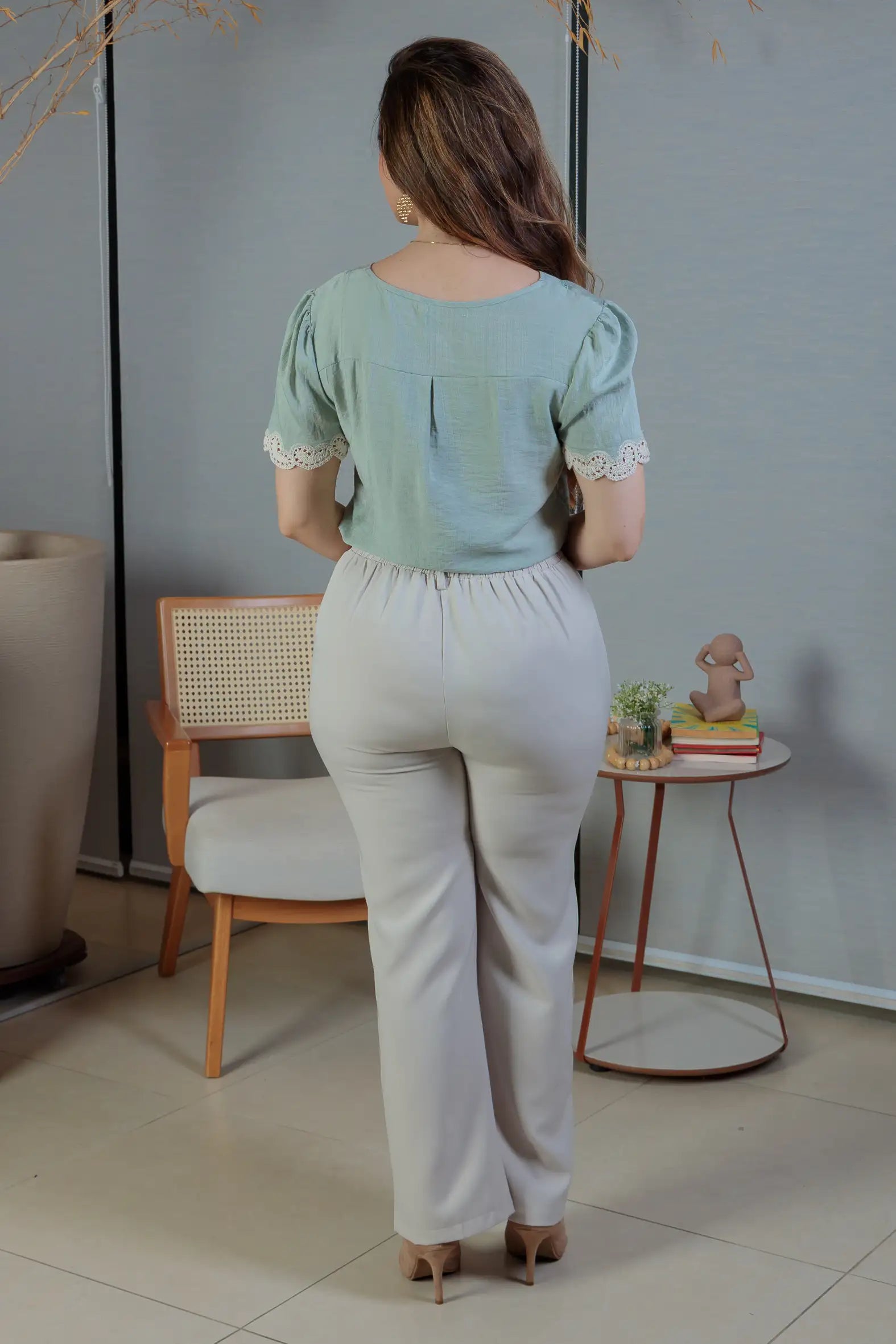 Conjunto: Blusa Manga Curta Detalhe Decote “V” Visco Essenza Elen Verde + Calça Pantalona Crepe Milano Detalhe Botão Encapado Elena Creme