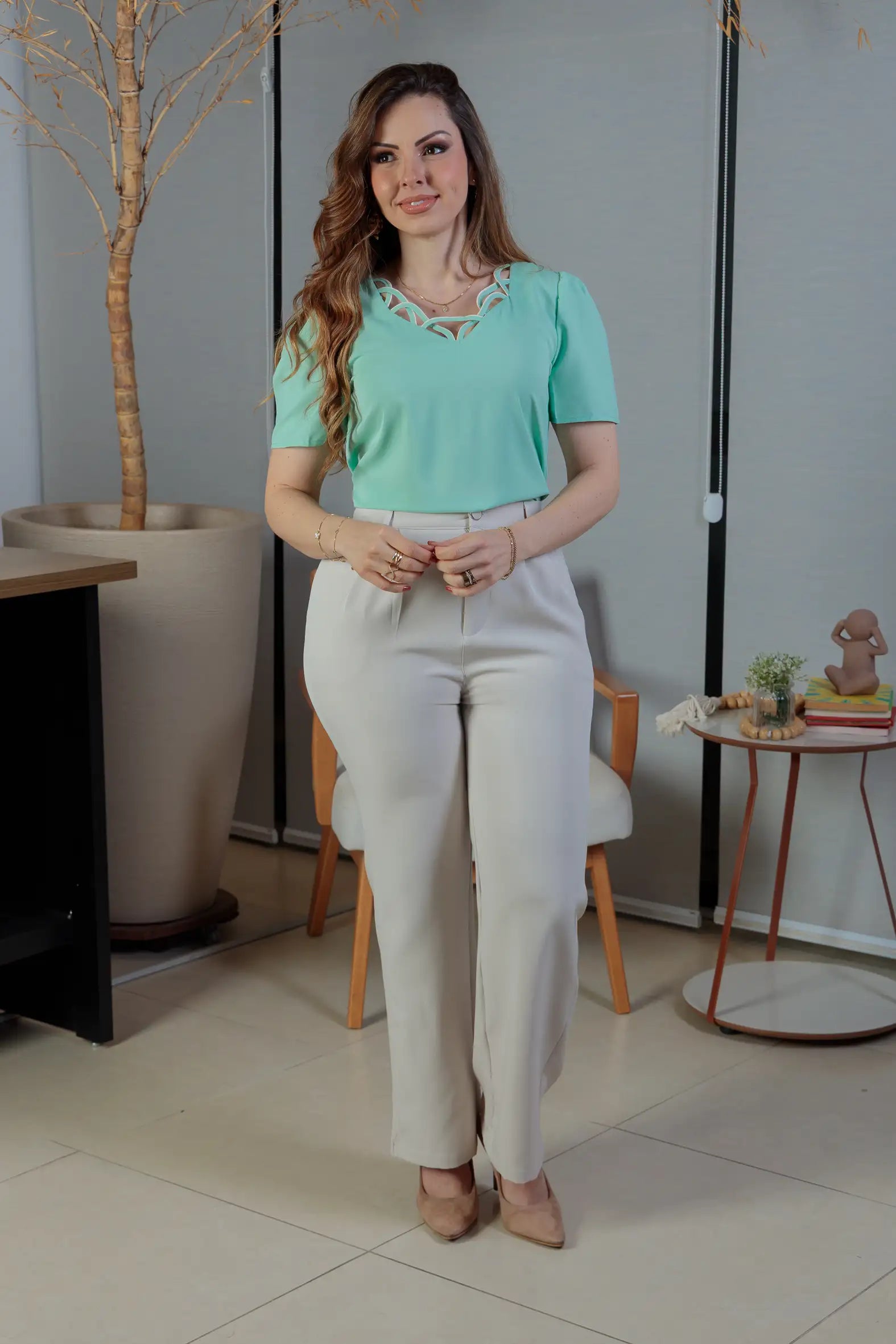 Blusa Manga Curta Detalhe Decote Crepe Classic Carolina Ciano