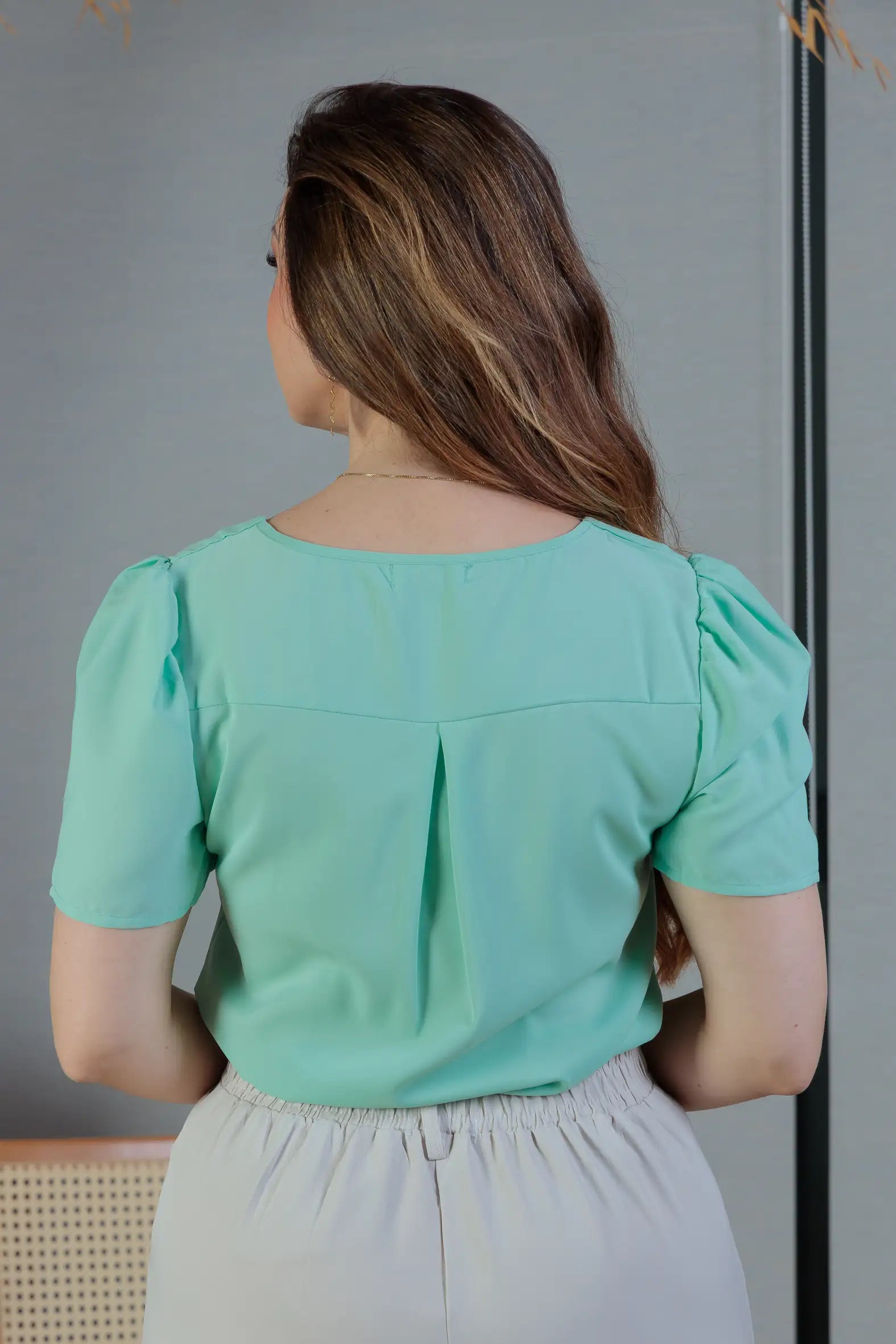 Blusa Manga Curta Detalhe Decote Crepe Classic Carolina Ciano