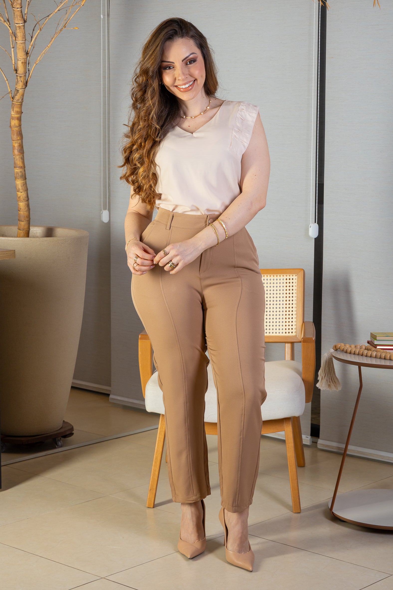 Calça Corte Reto Detalhe Friso Crepe Milano Eliana Bezerra Bege