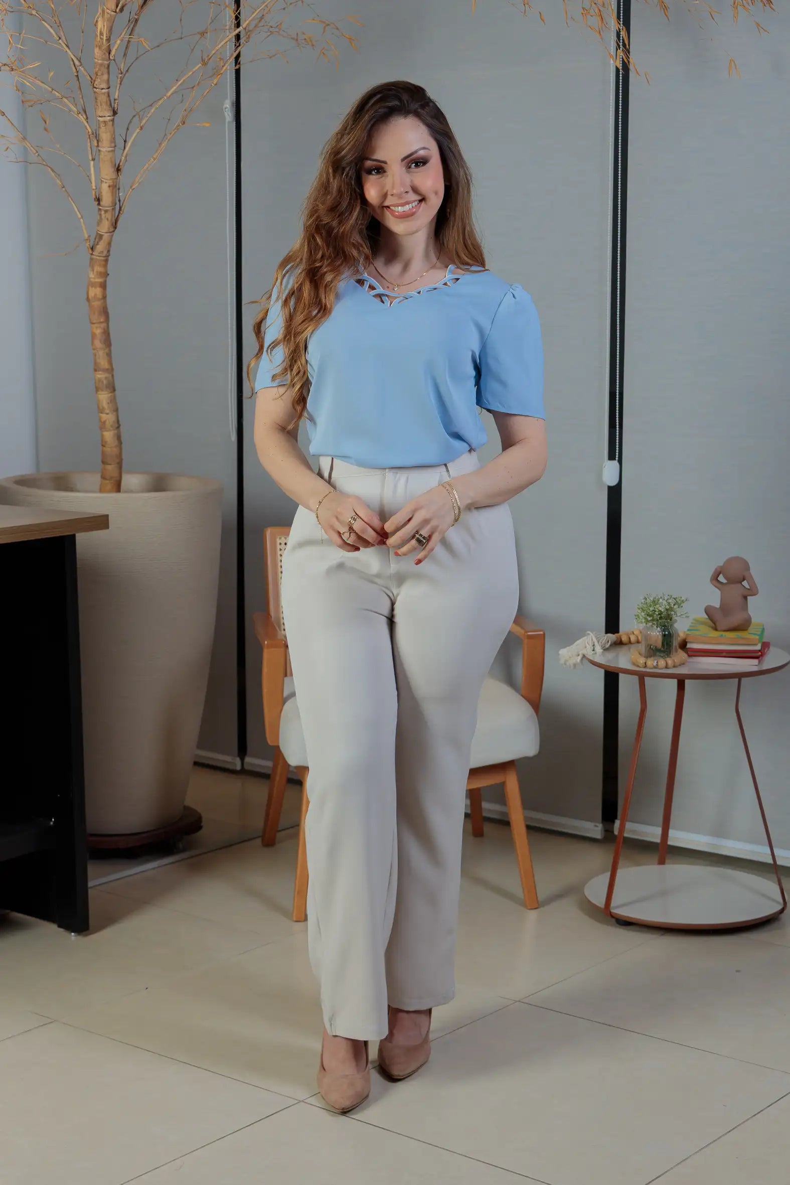 Conjunto: Blusa Manga Curta Detalhe Decote Crepe Touch Carolina Azul + Calça Pantalona Crepe Milano Detalhe Botão Encapado Elena Creme