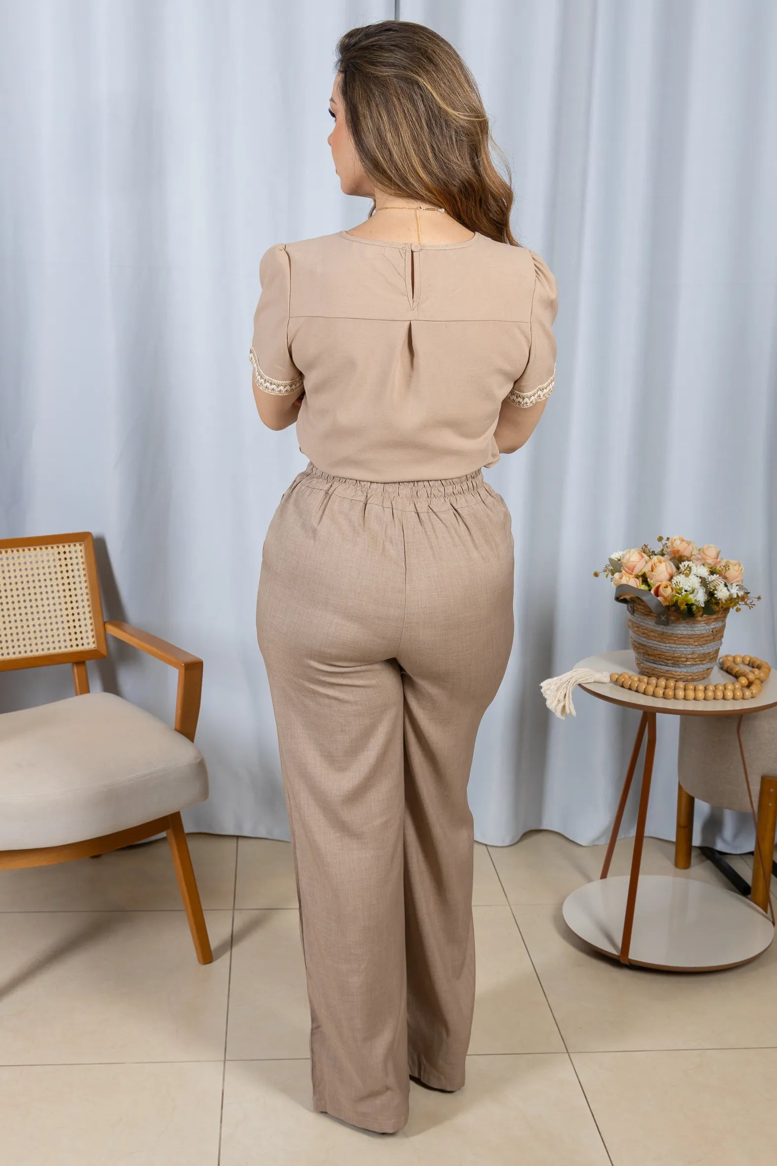 Blusa Manga Curta Poli-Linho Confort Detalhes Bordados Isabela Marrom