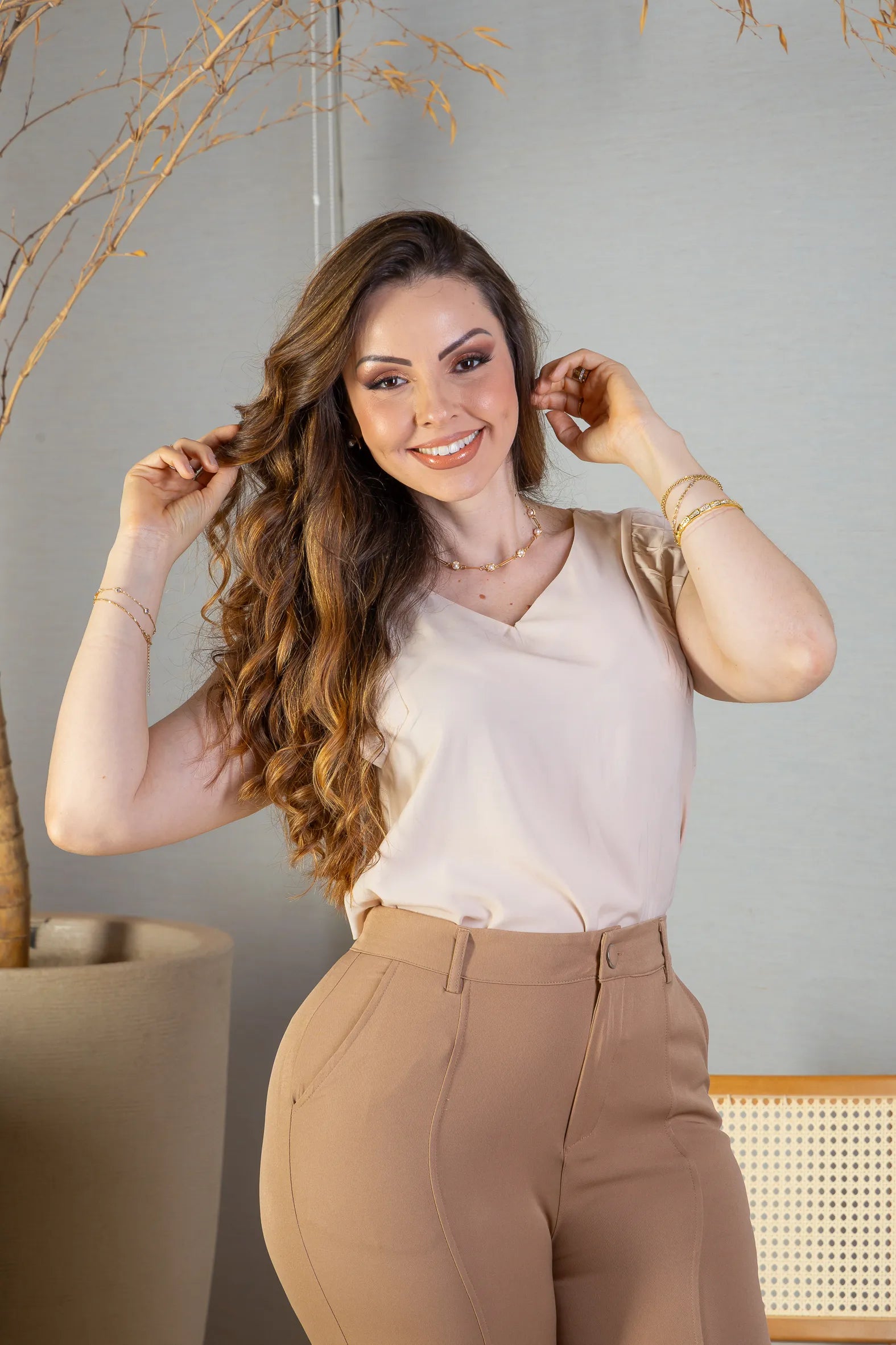 Blusa Regata Decote "V" Franzido Ombros Polivisco Fátima Bernardes Bege