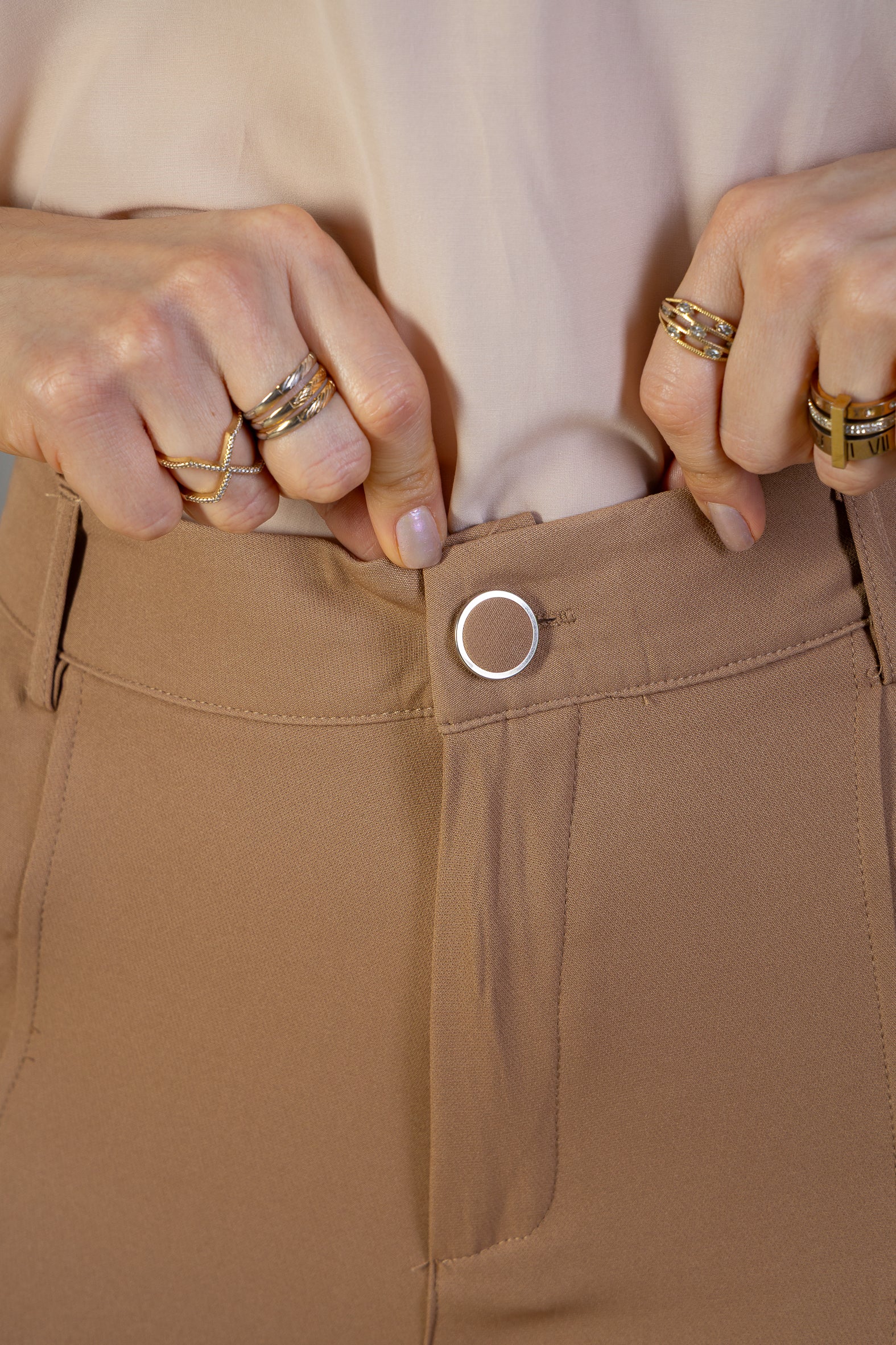 Calça Corte Reto Detalhe Friso Crepe Milano Eliana Bezerra Bege