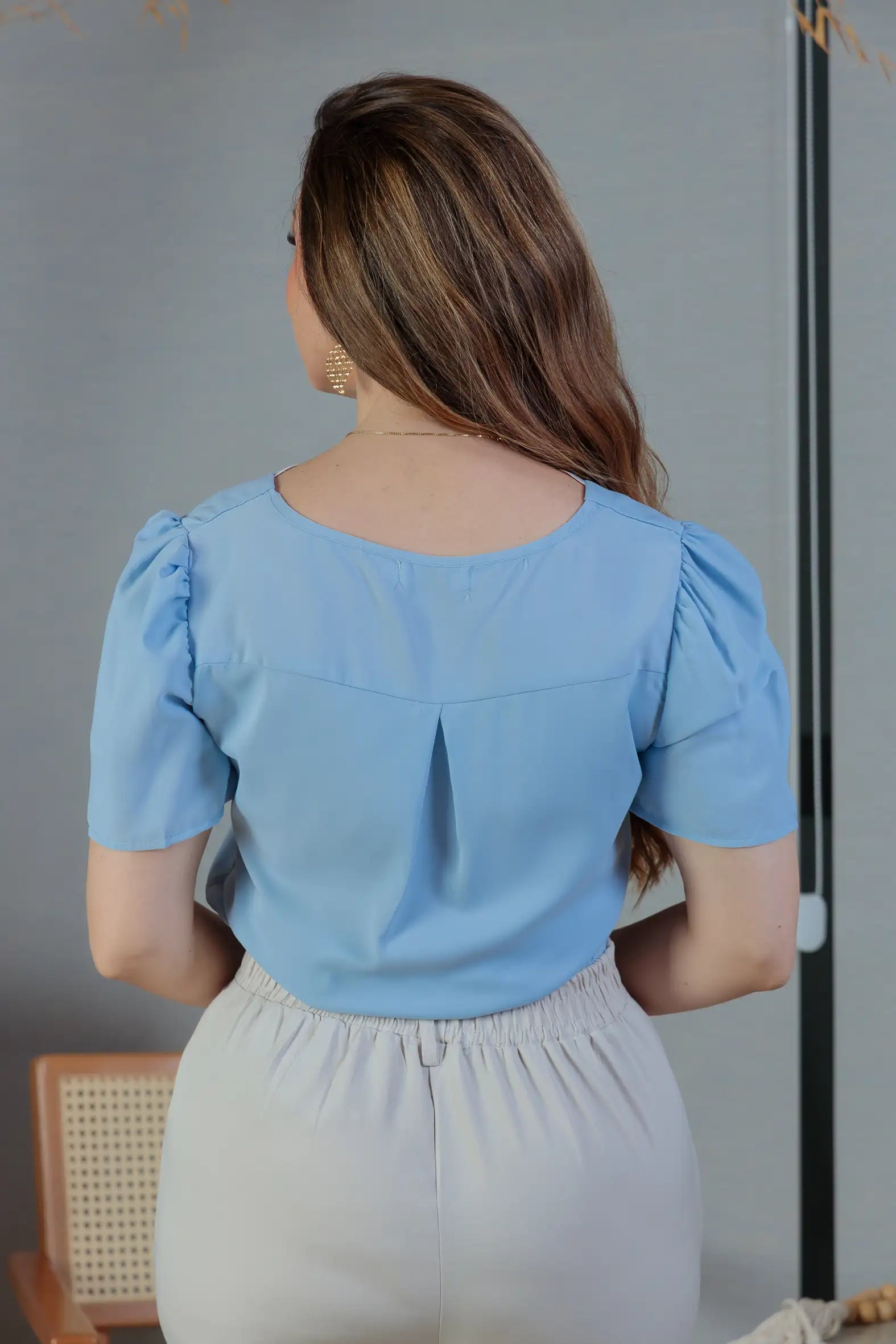 Blusa Manga Curta Detalhe Decote Crepe Classic Carolina Azul
