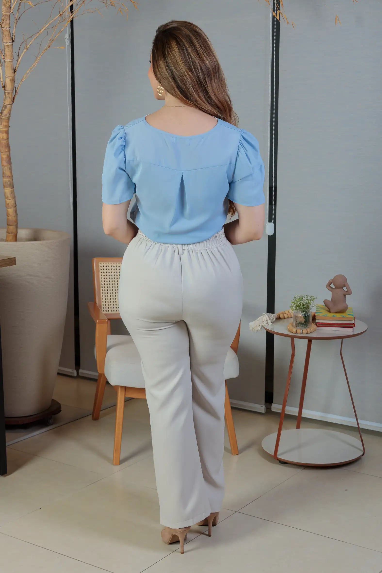 Conjunto: Blusa Manga Curta Detalhe Decote Crepe Touch Carolina Azul + Calça Pantalona Crepe Milano Detalhe Botão Encapado Elena Creme