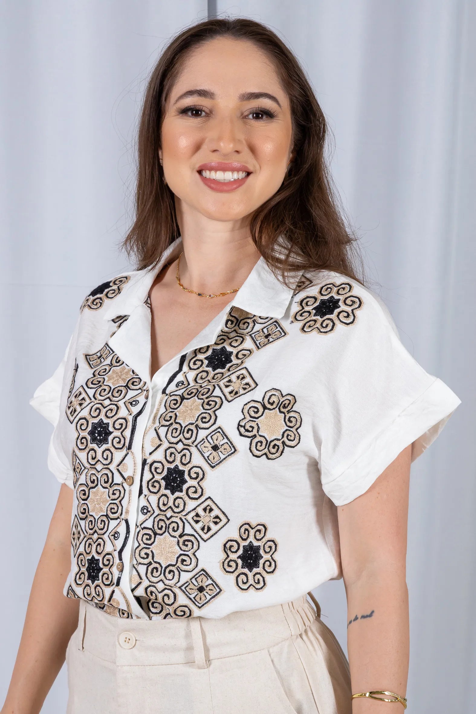 Camisa Manga Curta Neuza Bordada Visco Brise Preta