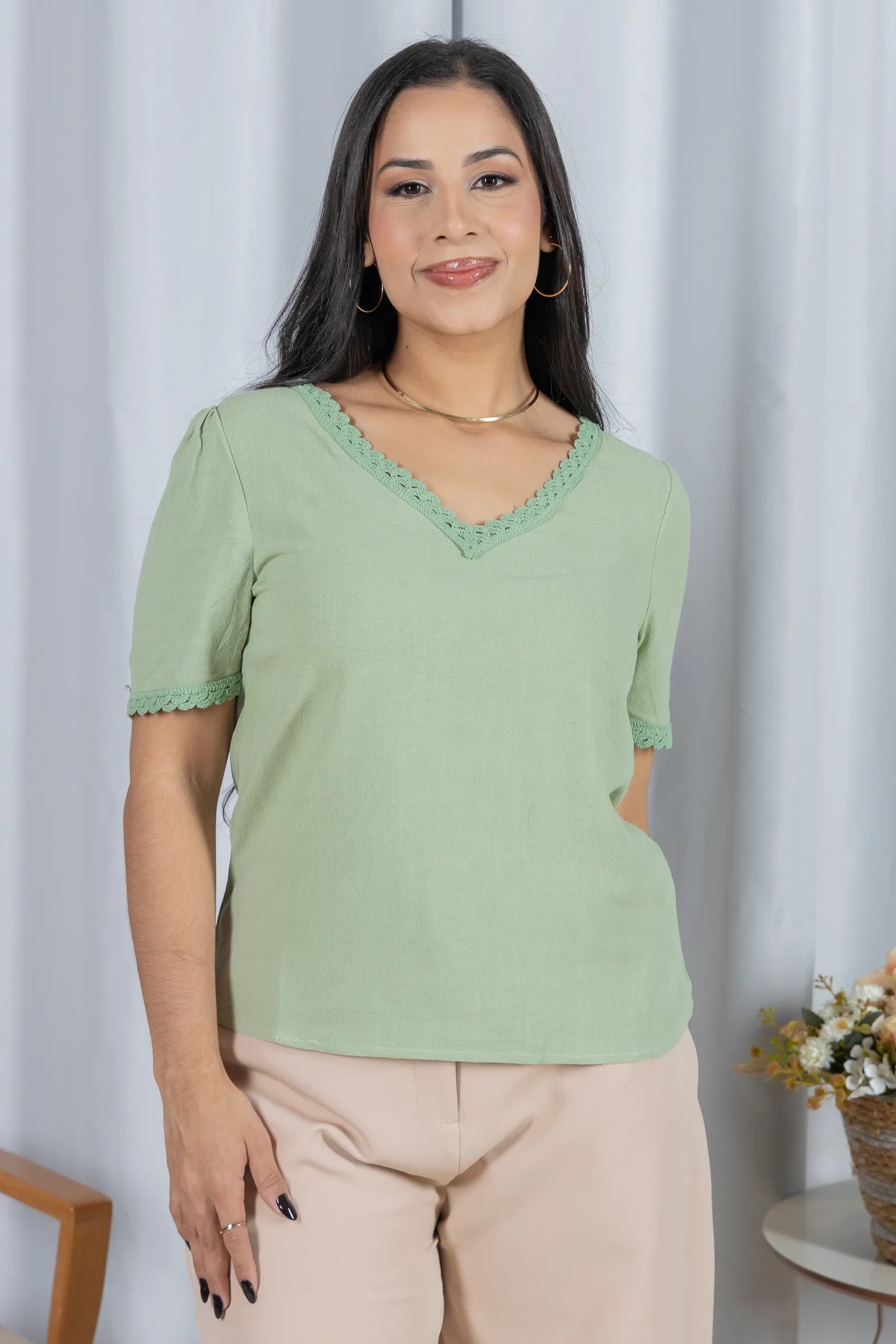 Blusa Manga Curta Decote em "V" em Cotton Linho e Detalhes Bordados Érica Verde