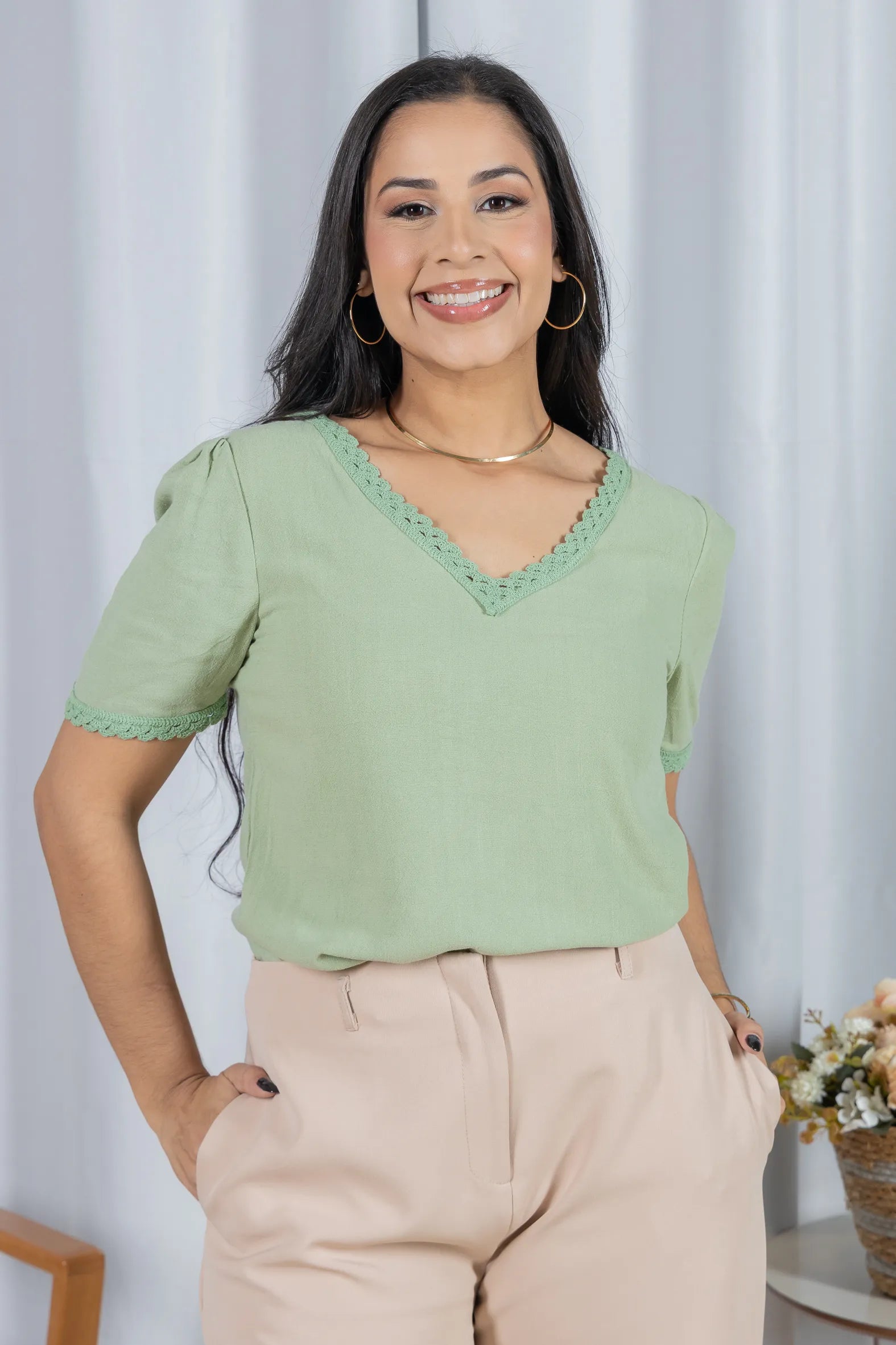 Blusa Manga Curta Decote em "V" em Cotton Linho e Detalhes Bordados Érica Verde