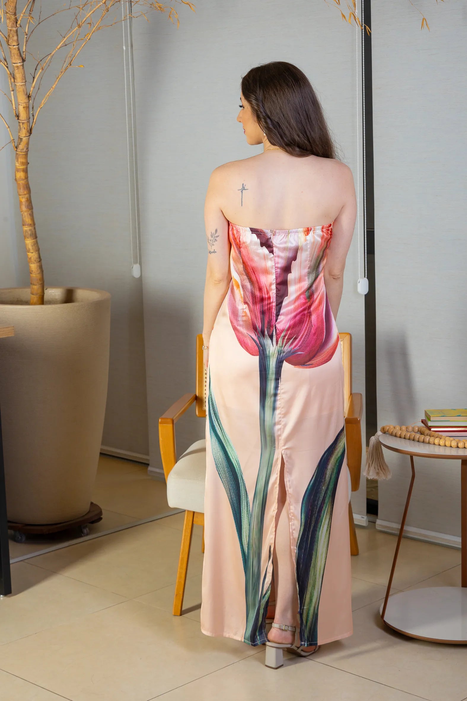 Vestido Tomara Que Caia Detalhe Fenda Crepe Acetinado Camila Pitanga Estampado Creme