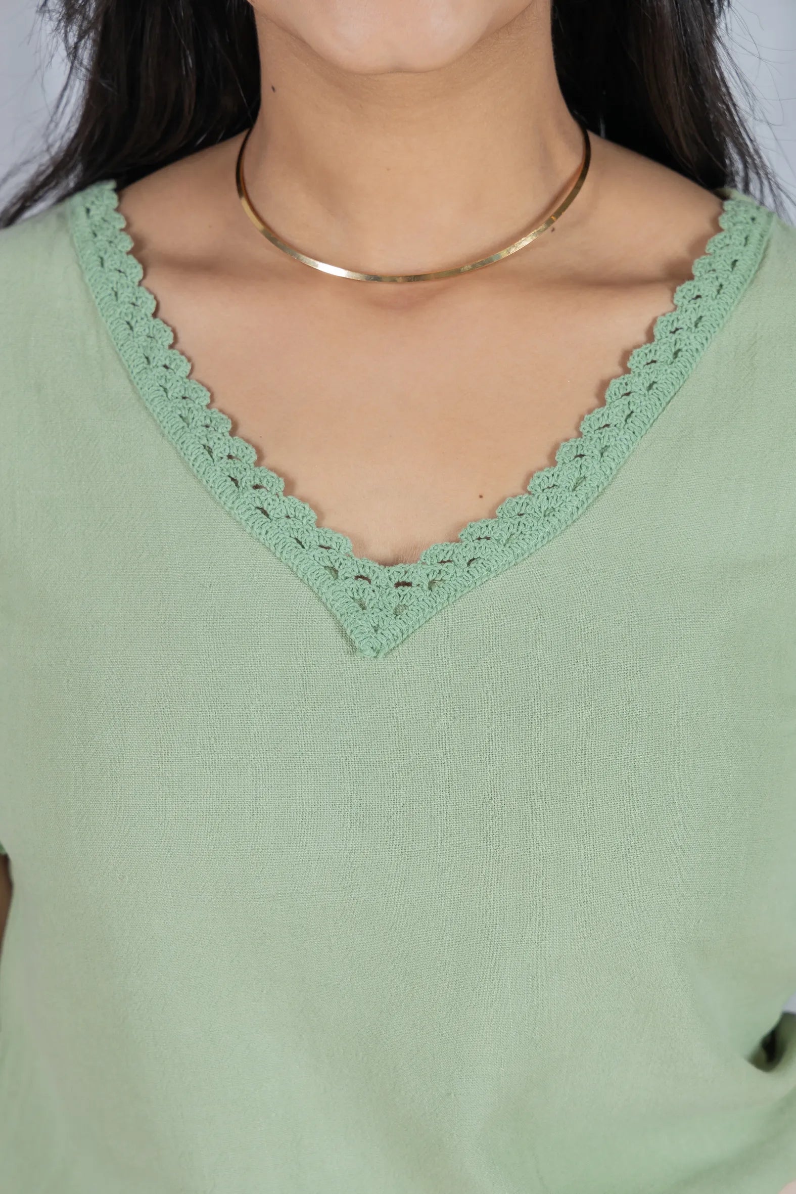 Blusa Manga Curta Decote em "V" em Cotton Linho e Detalhes Bordados Érica Verde