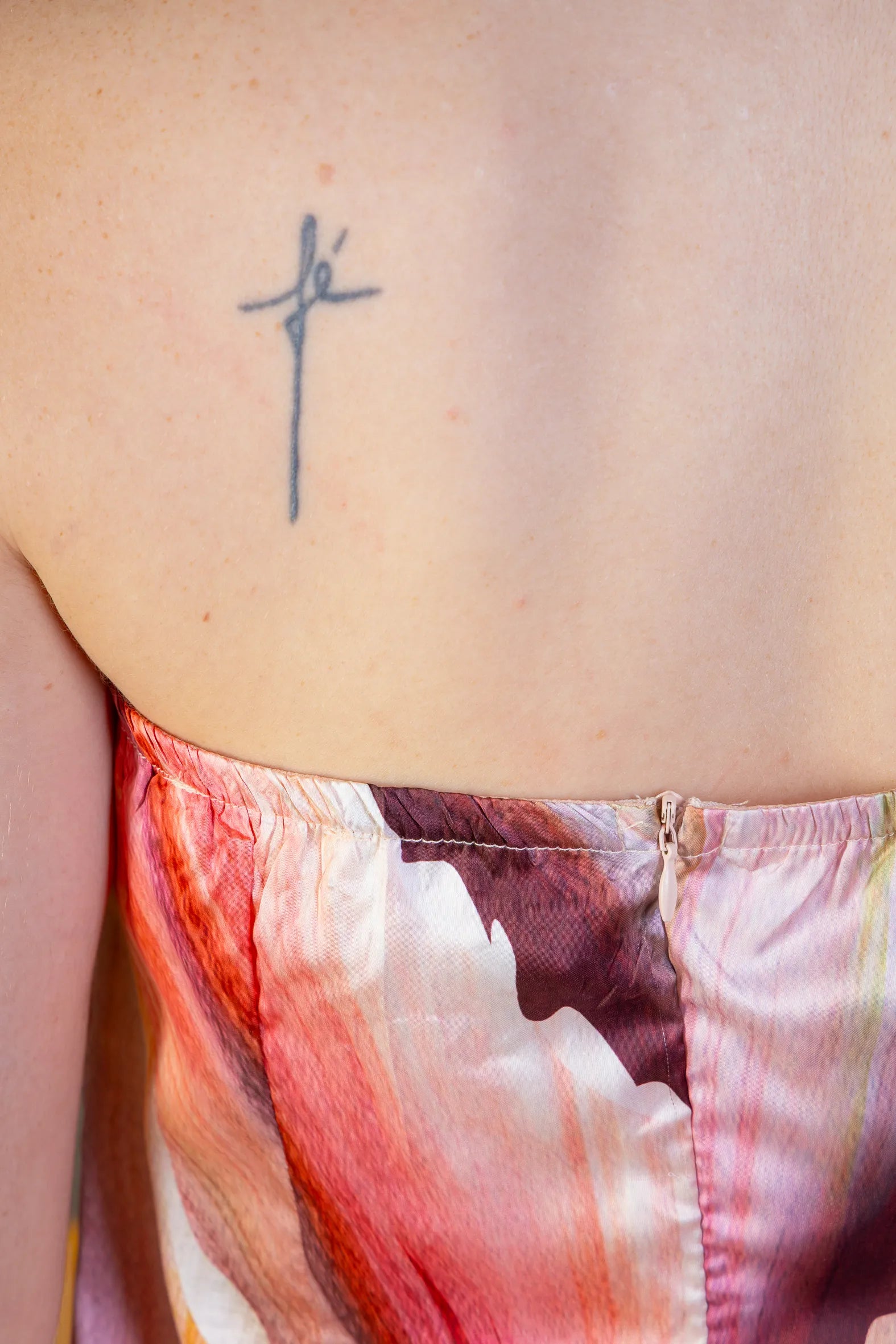 Vestido Tomara Que Caia Detalhe Fenda Crepe Acetinado Camila Pitanga Estampado Creme