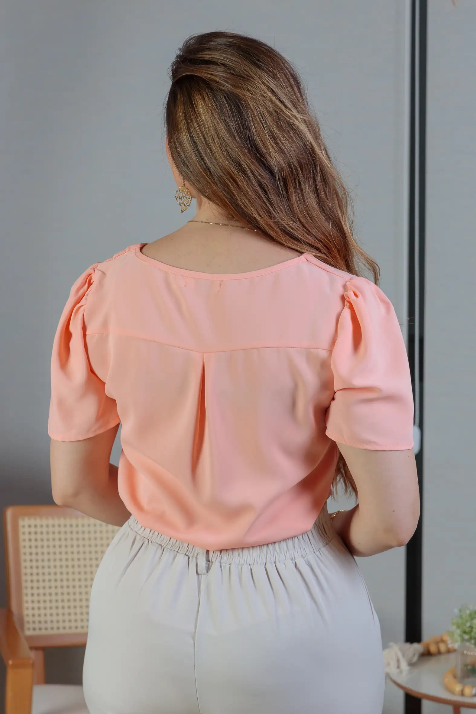 Blusa Manga Curta Detalhe Decote Crepe Classic Carolina Rosa