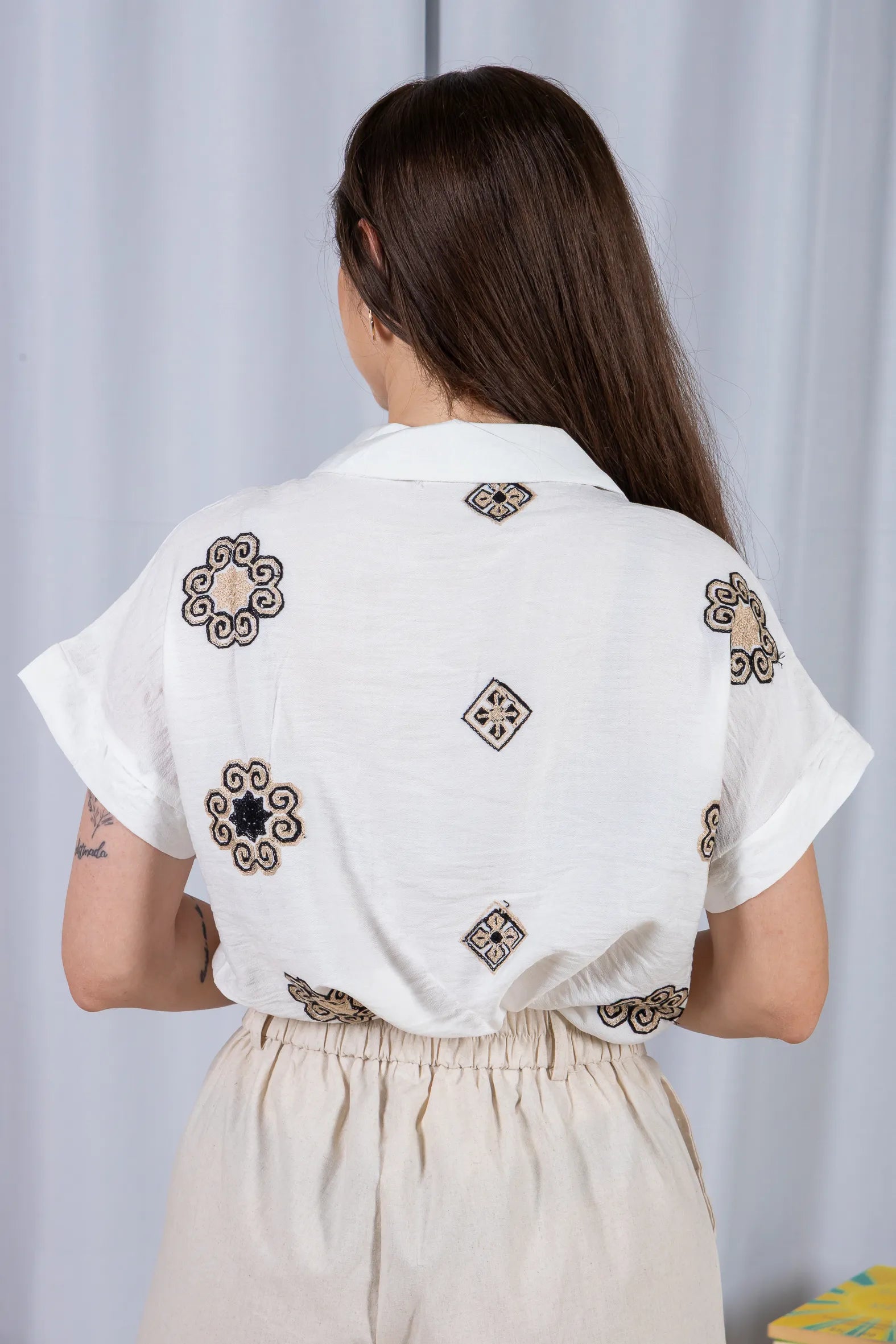 Camisa Manga Curta Neuza Bordada Visco Brise Preta