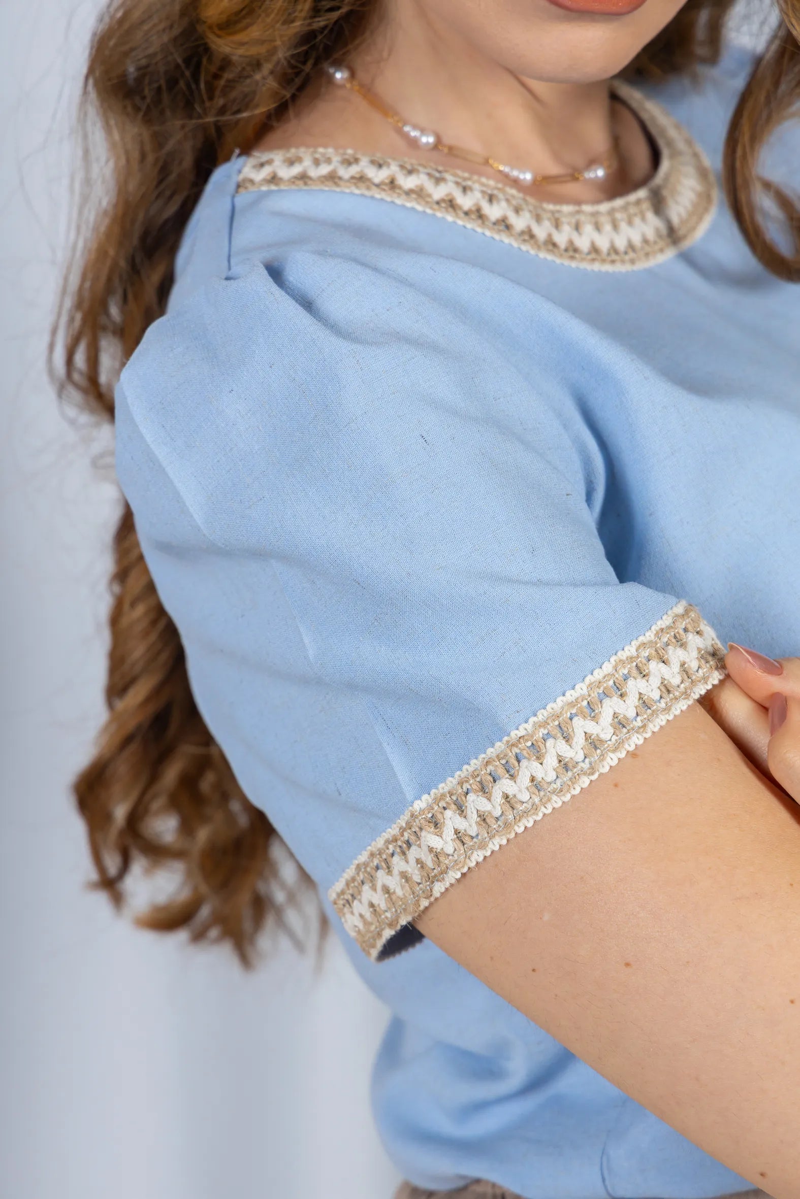 Blusa Manga Curta Poli-Linho Confort Detalhes Bordados Isabela Azul