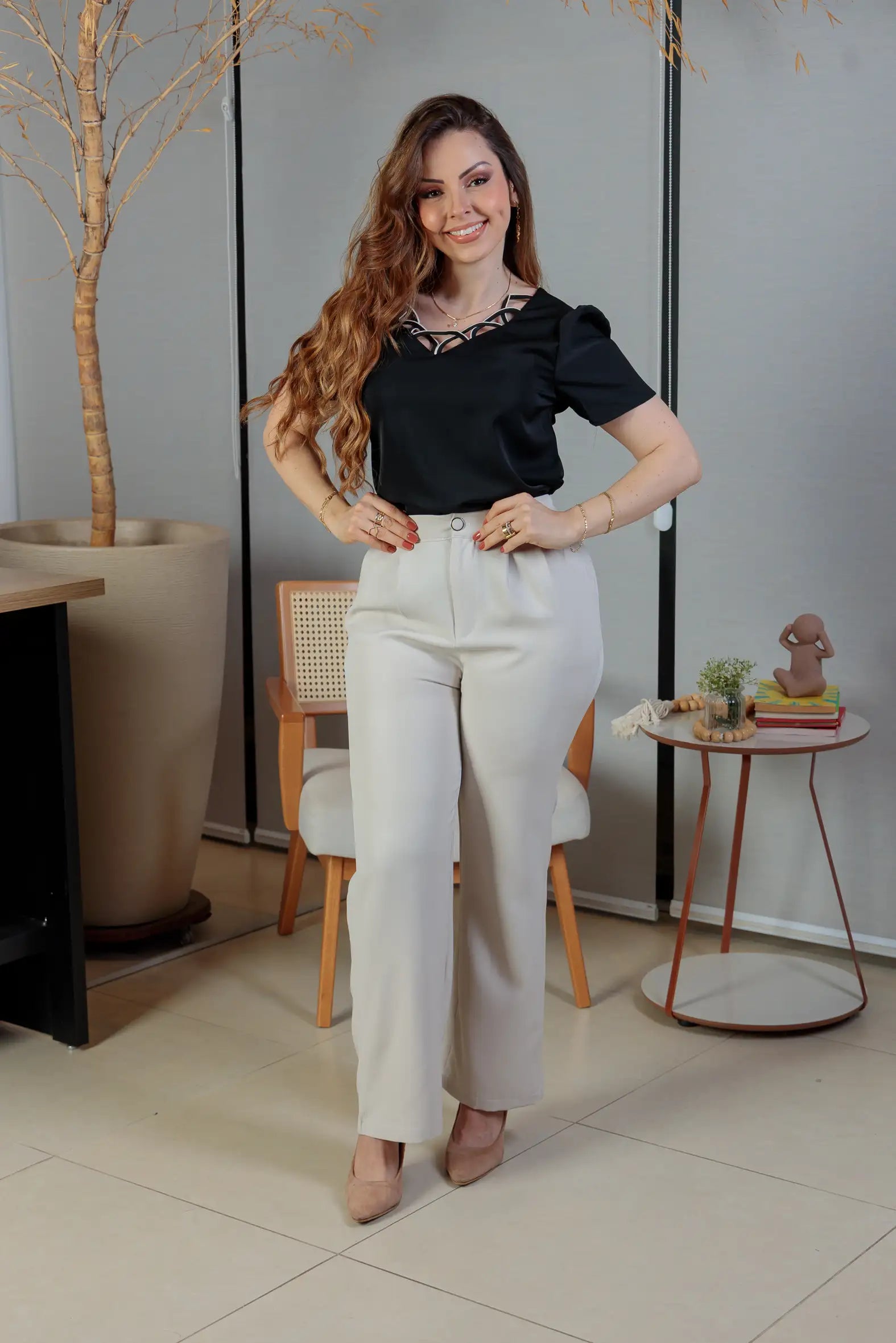 Blusa Manga Curta Detalhe Decote Crepe Classic Carolina Preta