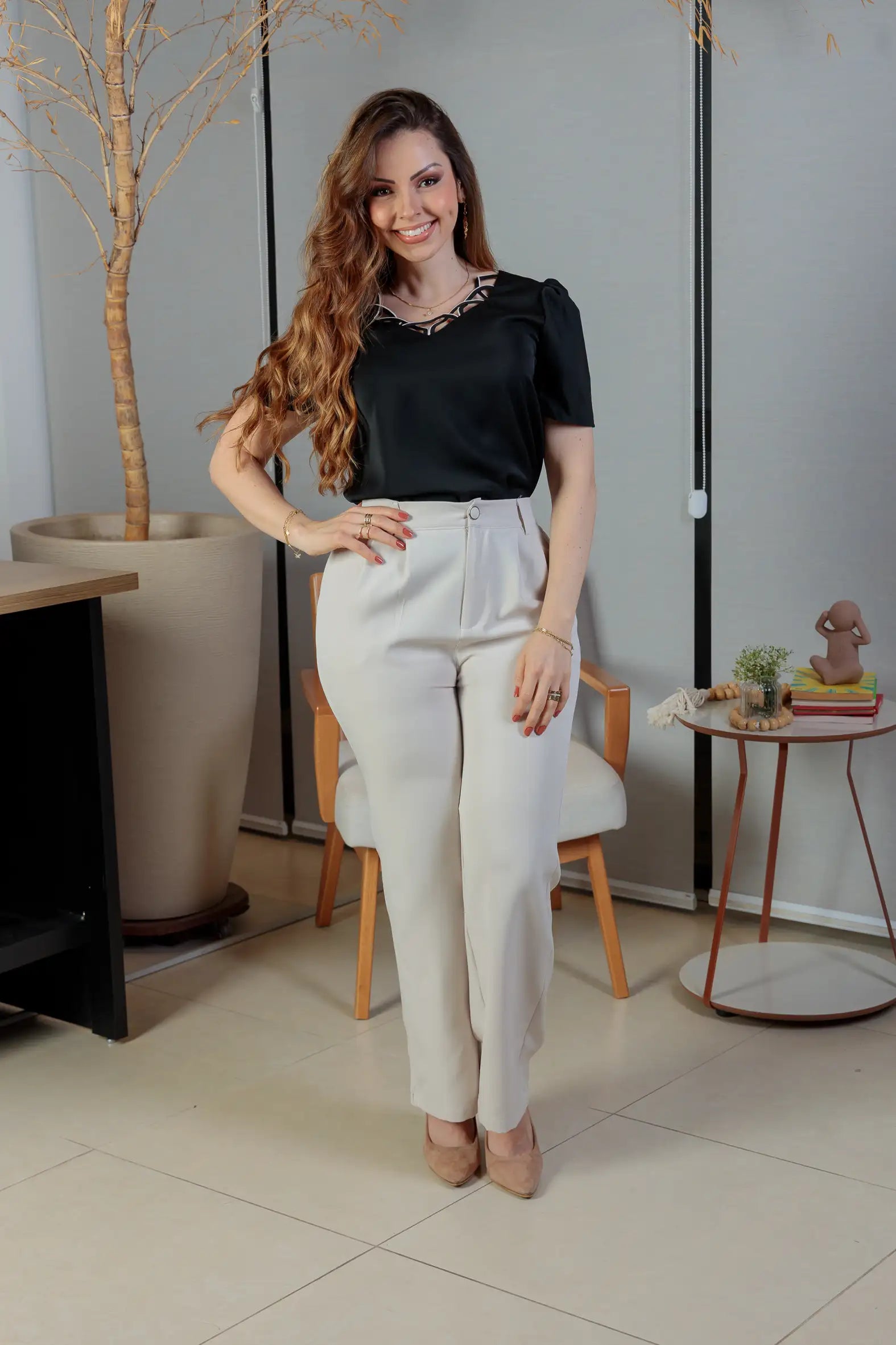 Blusa Manga Curta Detalhe Decote Crepe Classic Carolina Preta