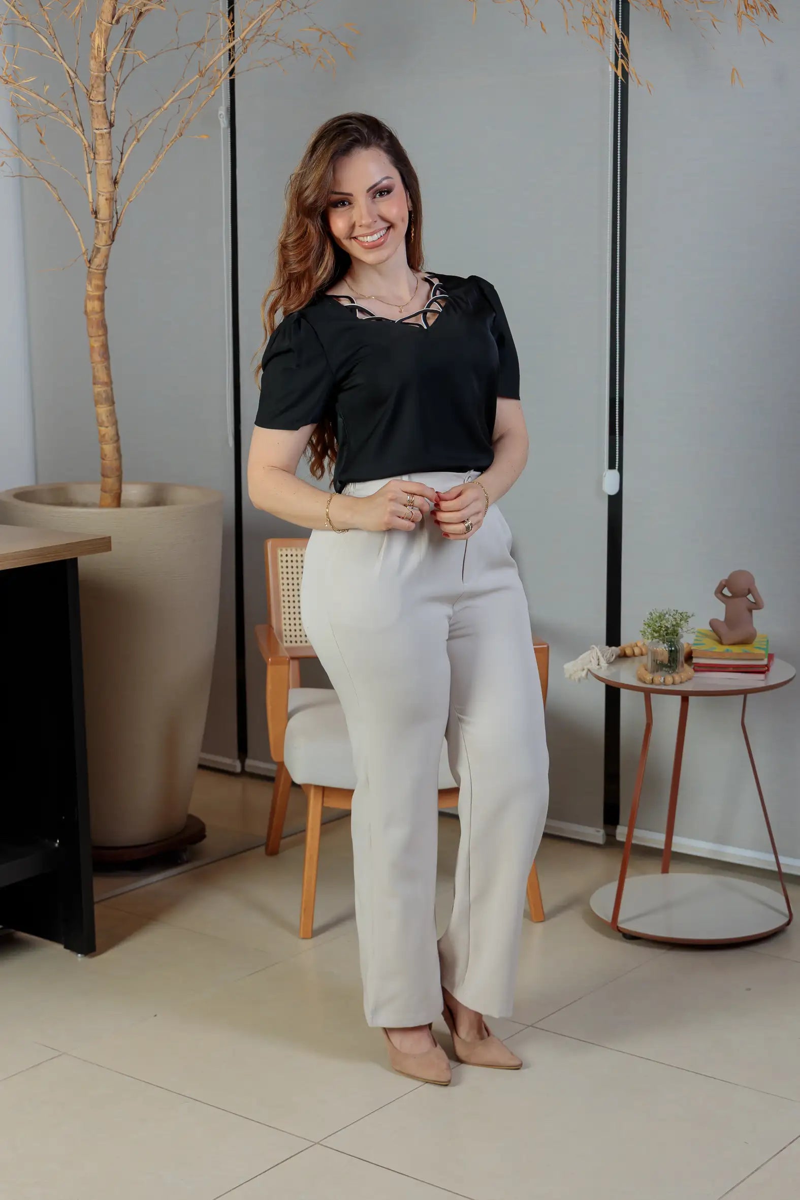 Blusa Manga Curta Detalhe Decote Crepe Classic Carolina Preta