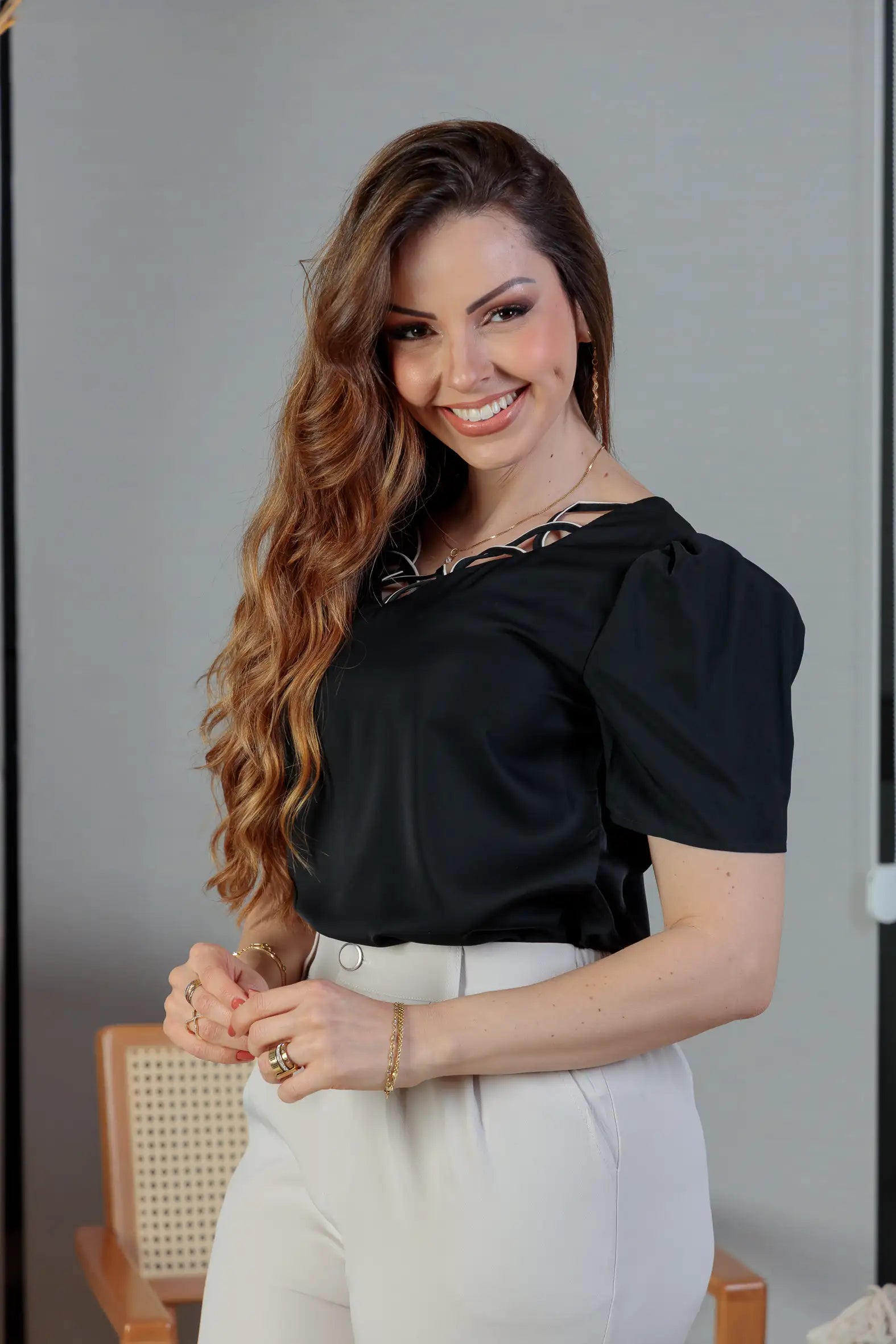 Blusa Manga Curta Detalhe Decote Crepe Classic Carolina Preta