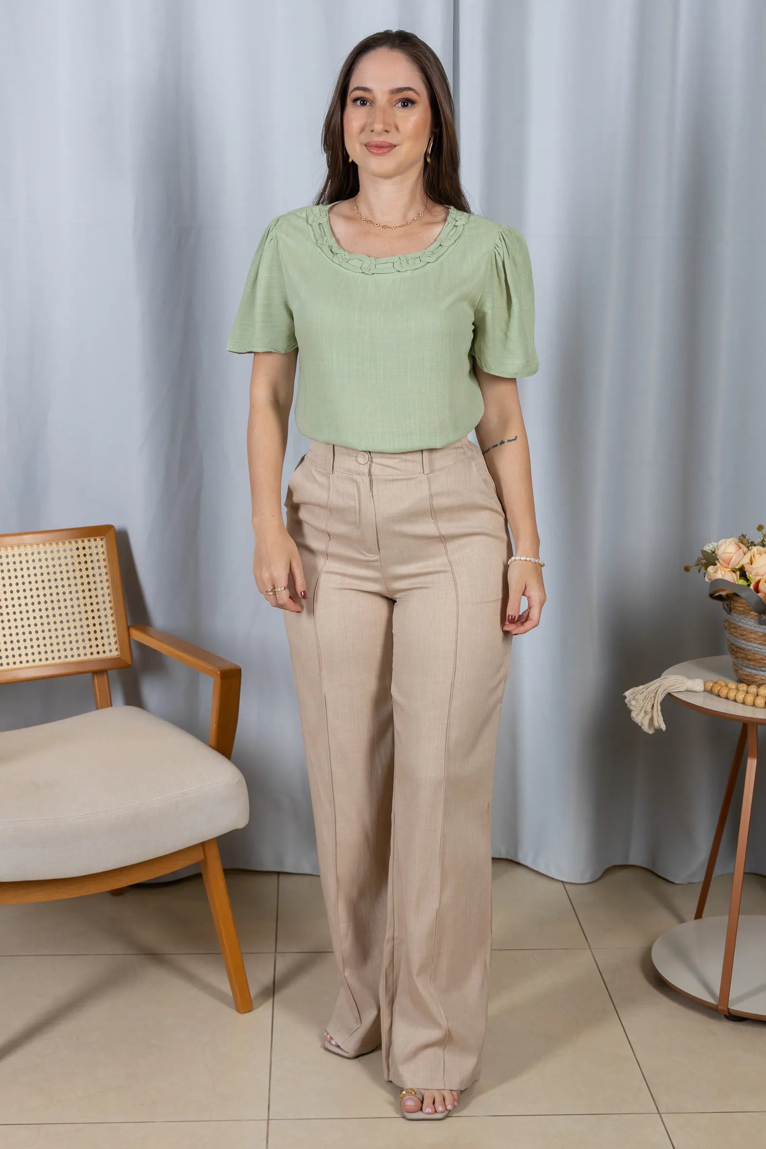 Blusa Manga Curta Visco-Linho Detalhe Colo Entrelaçado Naomi Verde