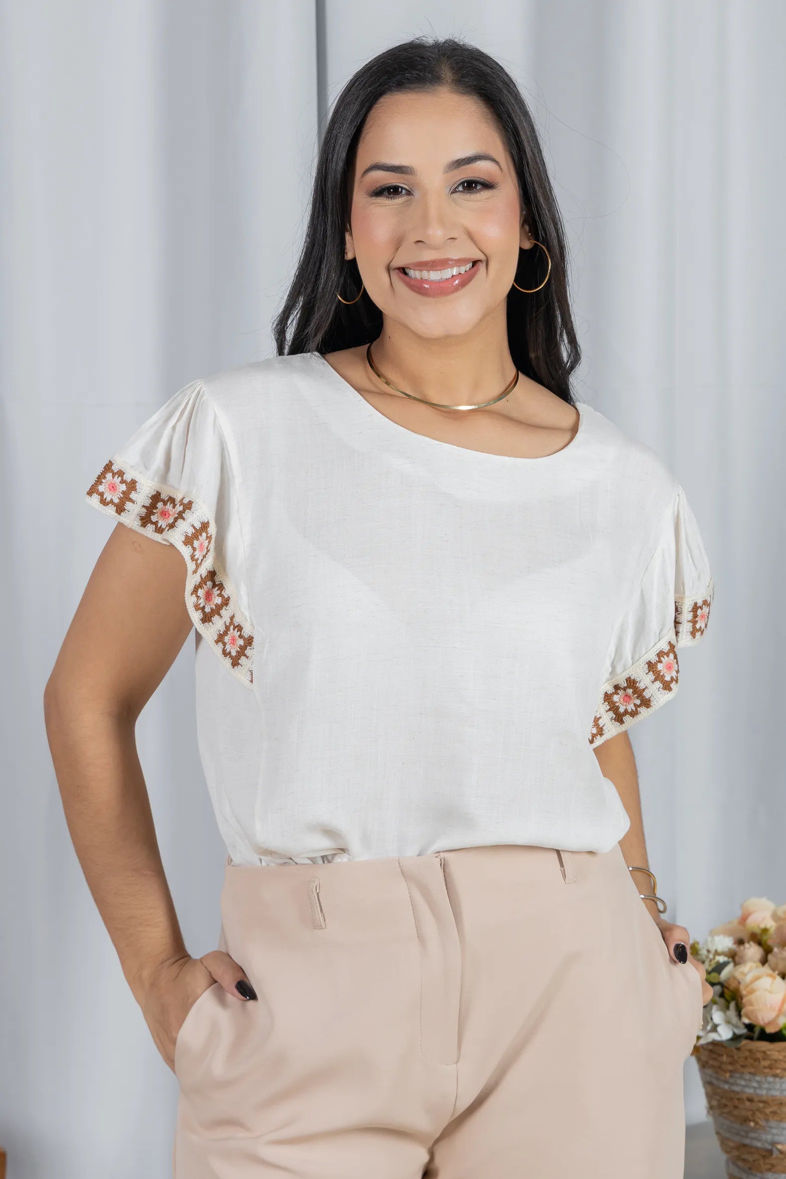 Blusa Manga Curta com Acabamento Bordado em Visco-linho Valéria Off White